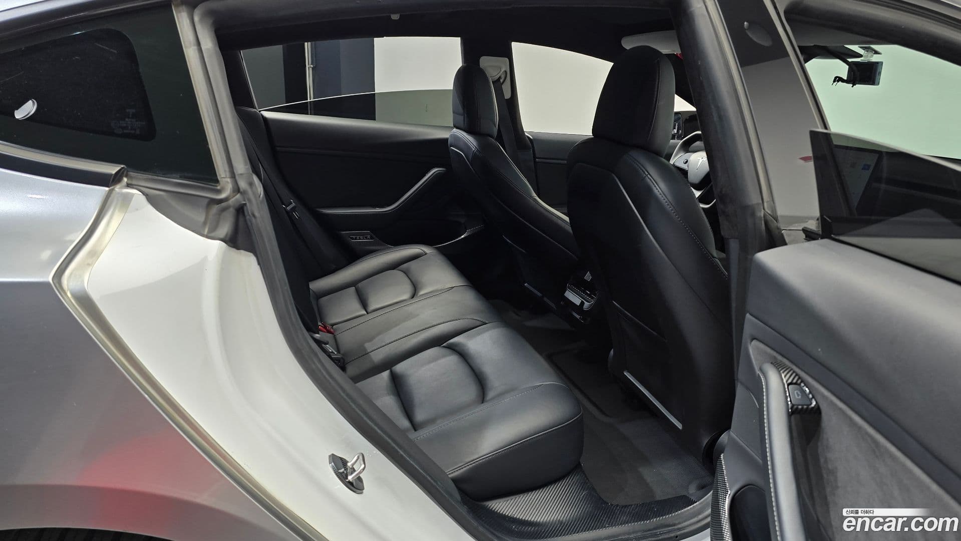 Main__Slider__Photo:Model 3 Tesla 2021.2-11