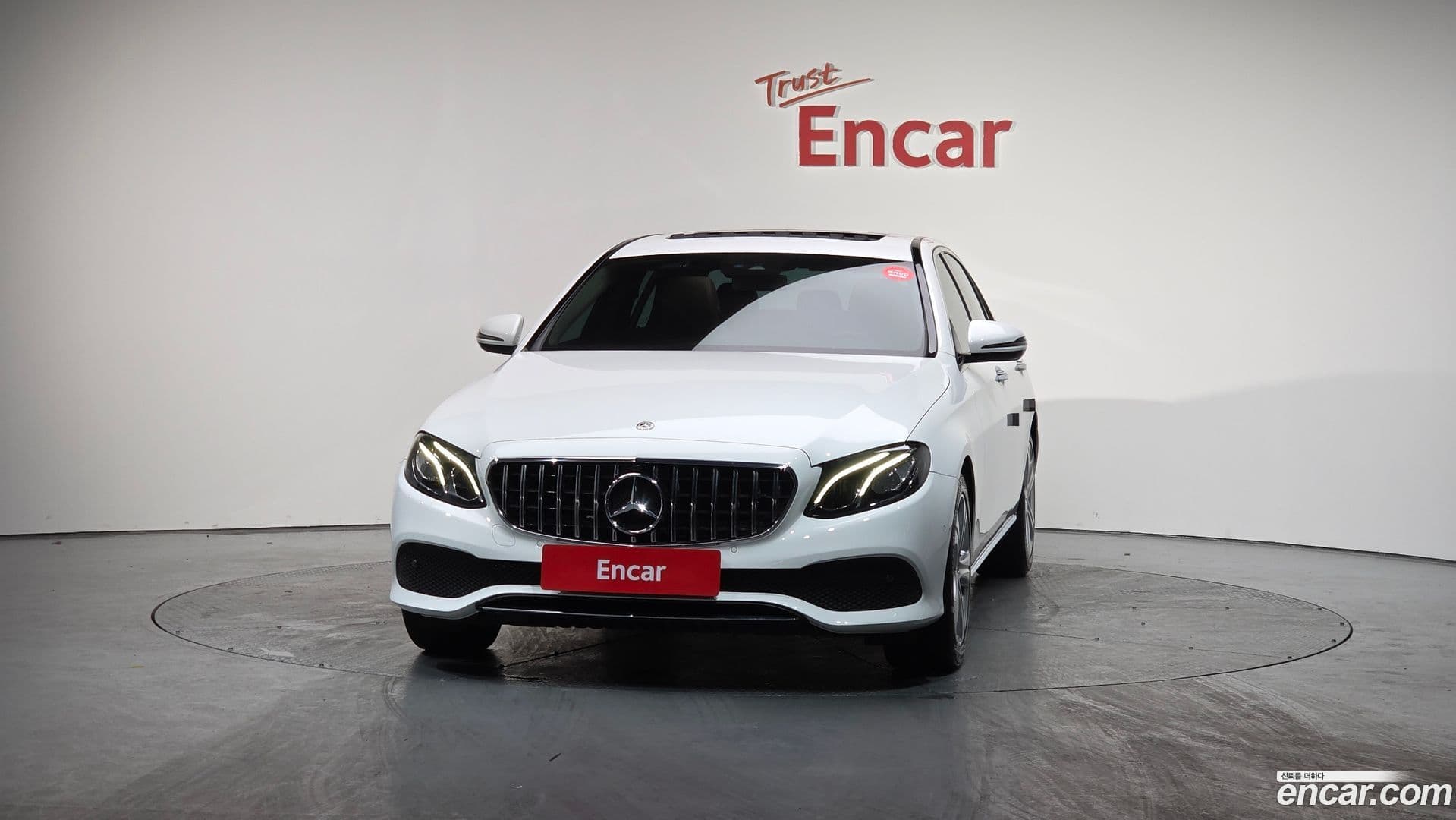 Main__Slider__Photo:E-Class Mercedes-Benz 2017.7-2