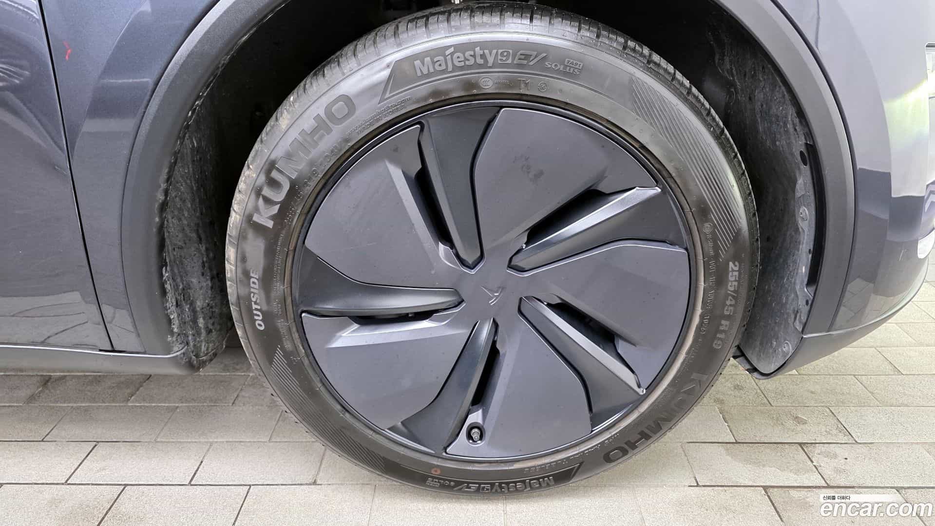 Model Y Tesla 2025.4-OUTER-005