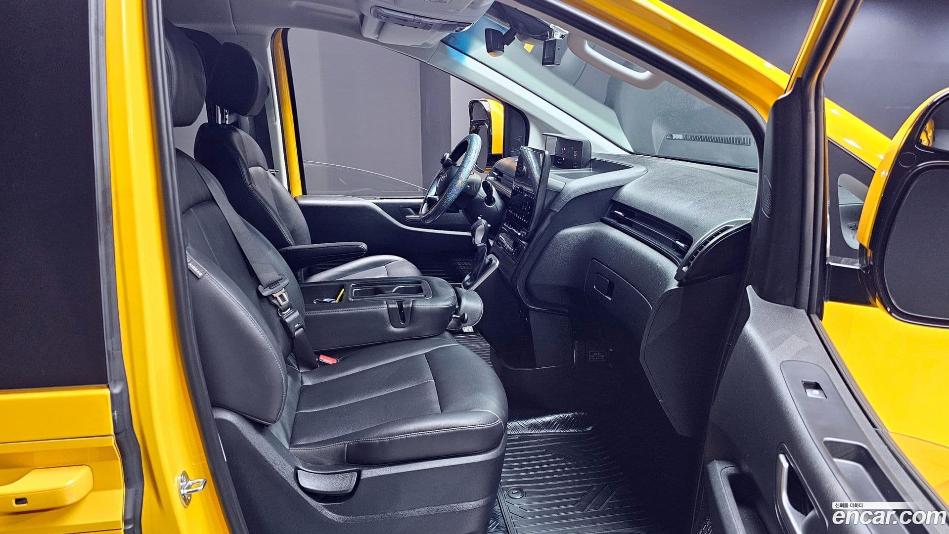 Main__Slider__Photo:Staria Hyundai 2023.10-10