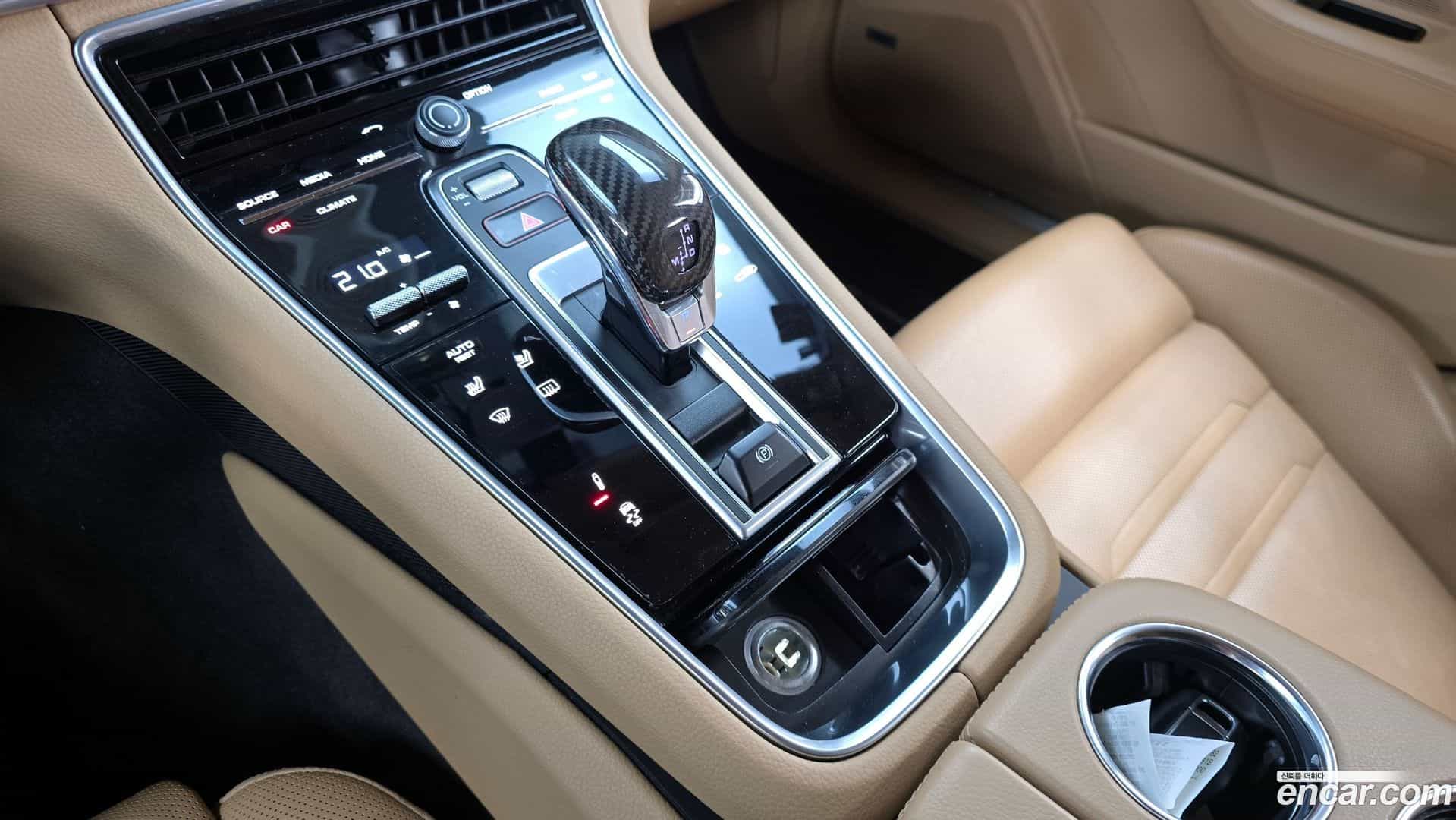 Panamera Porsche 2018.8-INNER-009