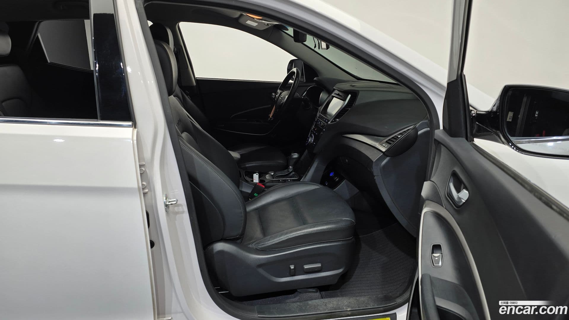 Main__Slider__Photo:Santafe Hyundai 2016.5-10