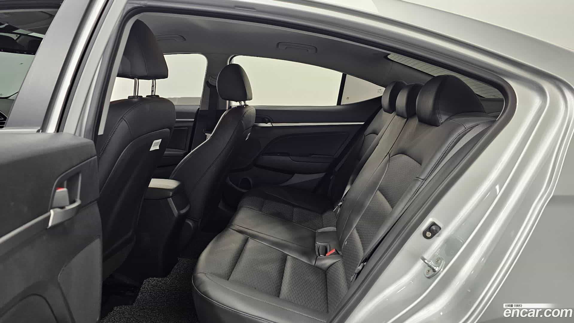 AVANTE Hyundai 2018.10-OPTION-017