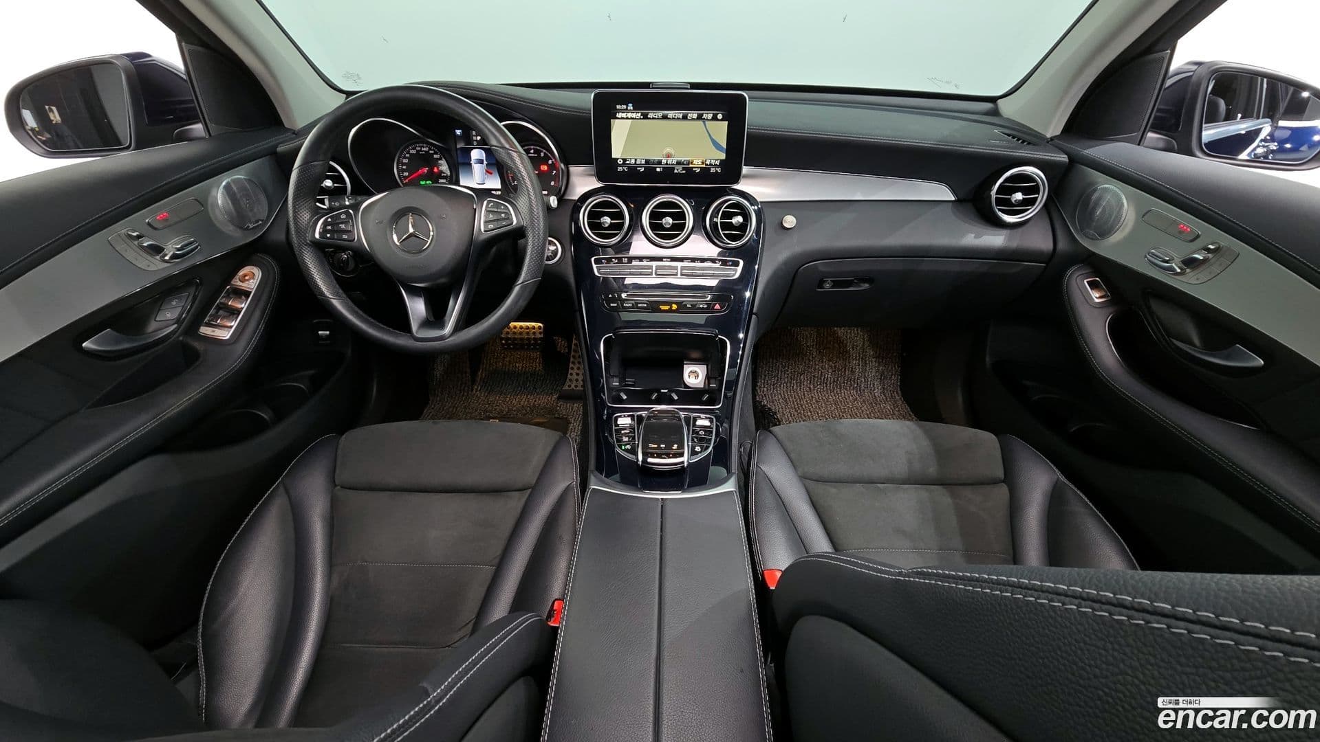 Main__Slider__Photo:GLC-Class Mercedes-Benz 2019.11-6