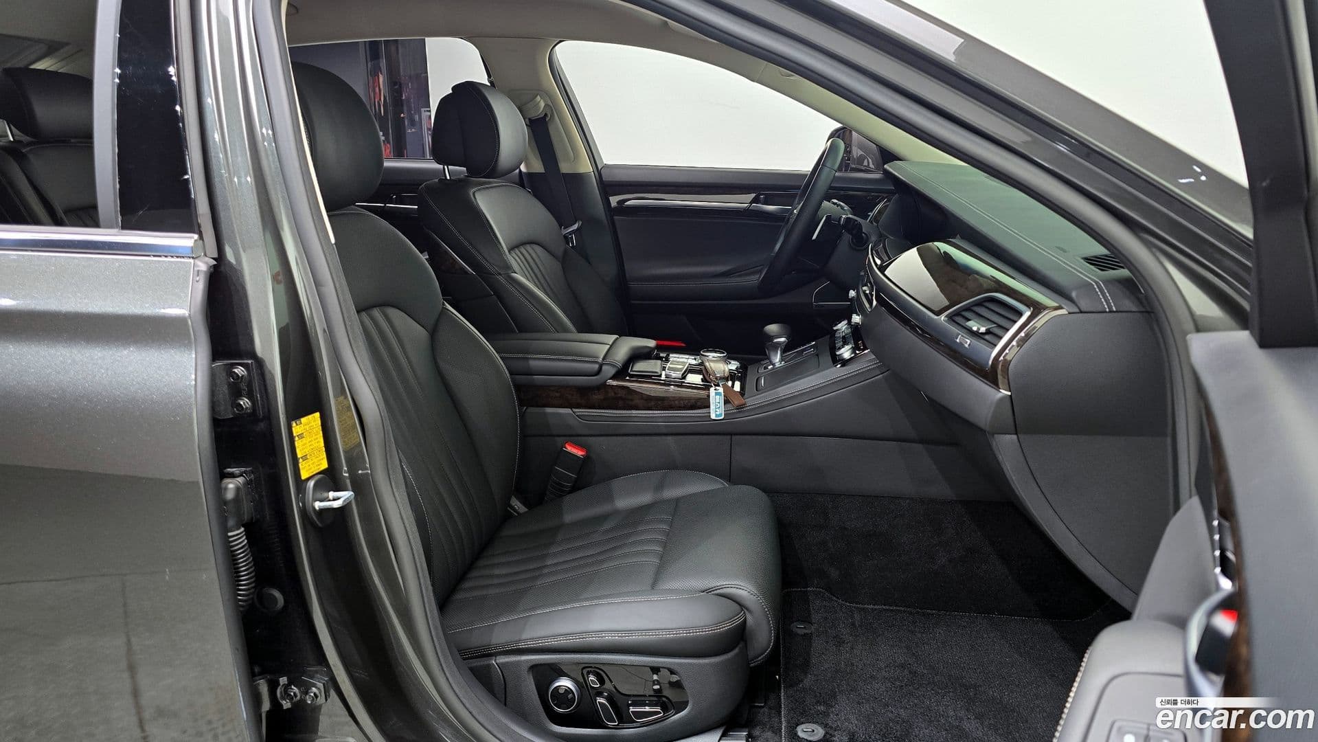 Main__Slider__Photo:G90 Genesis 2021.9-11