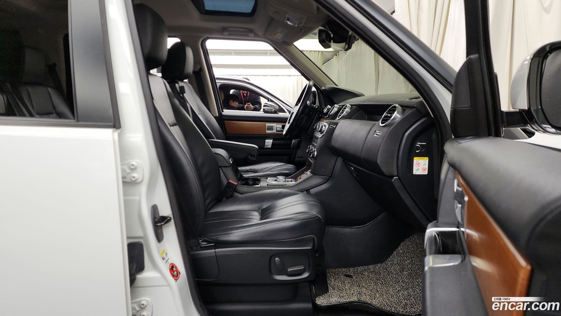 Main__Slider__Photo:Discovery Land Rover 2015.0-10