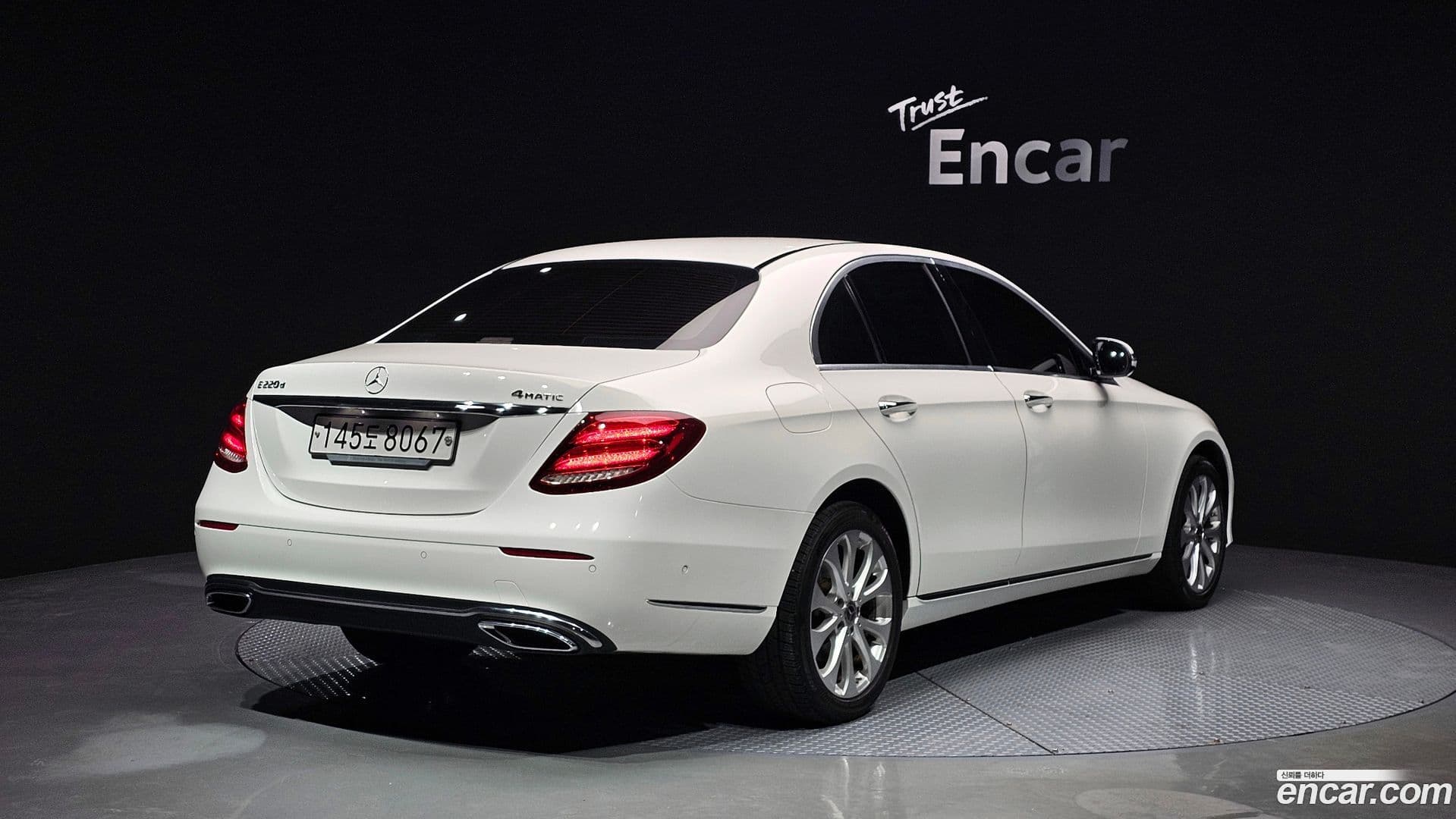 Main__Slider__Photo:E-Class Mercedes-Benz 2019.10-1