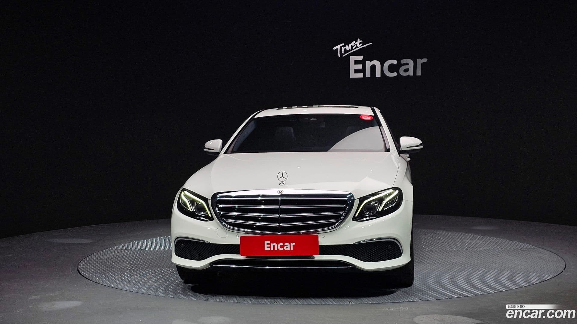 Main__Slider__Photo:E-Class Mercedes-Benz 2019.10-2