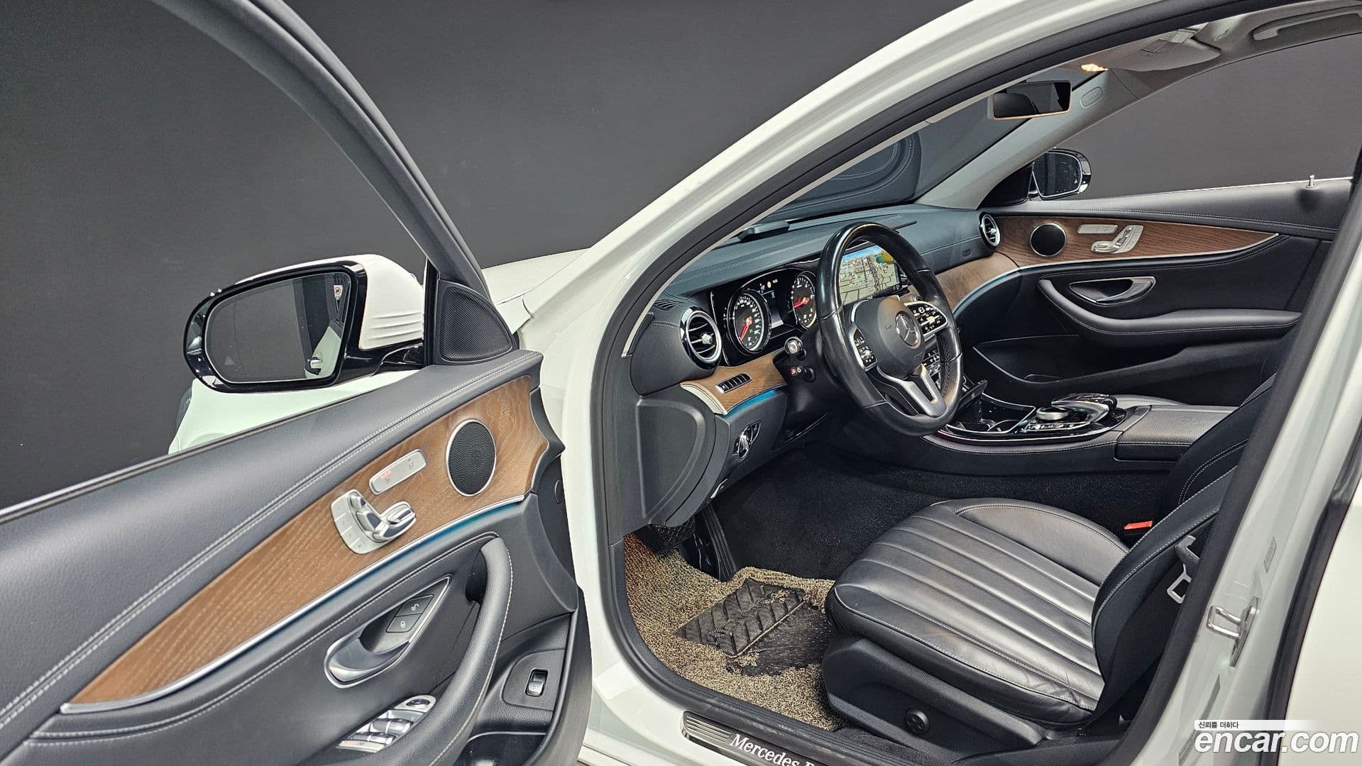 Main__Slider__Photo:E-Class Mercedes-Benz 2019.10-11