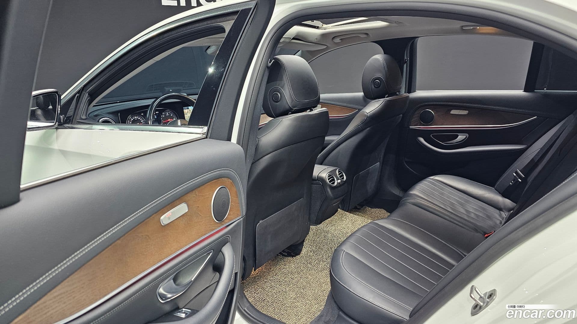 Main__Slider__Photo:E-Class Mercedes-Benz 2019.10-16