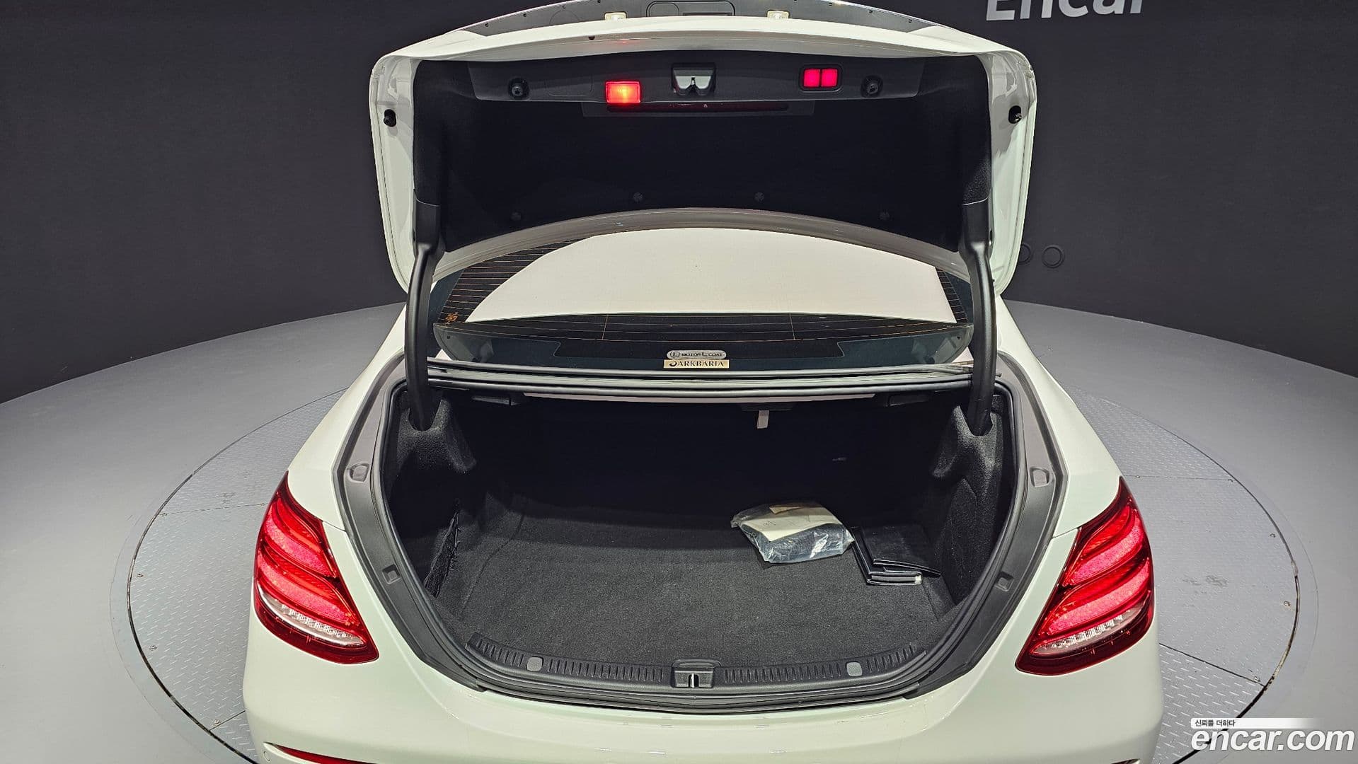 Main__Slider__Photo:E-Class Mercedes-Benz 2019.10-19