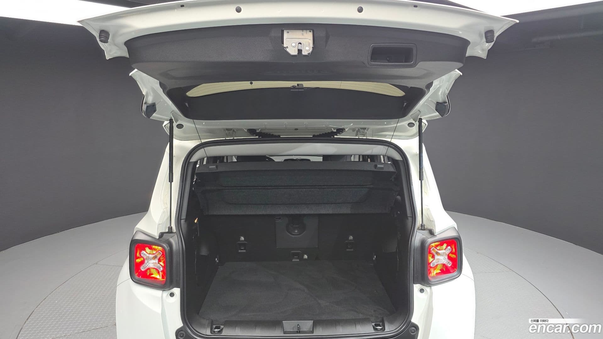 Main__Slider__Photo:Renegade Jeep 2022.6-15