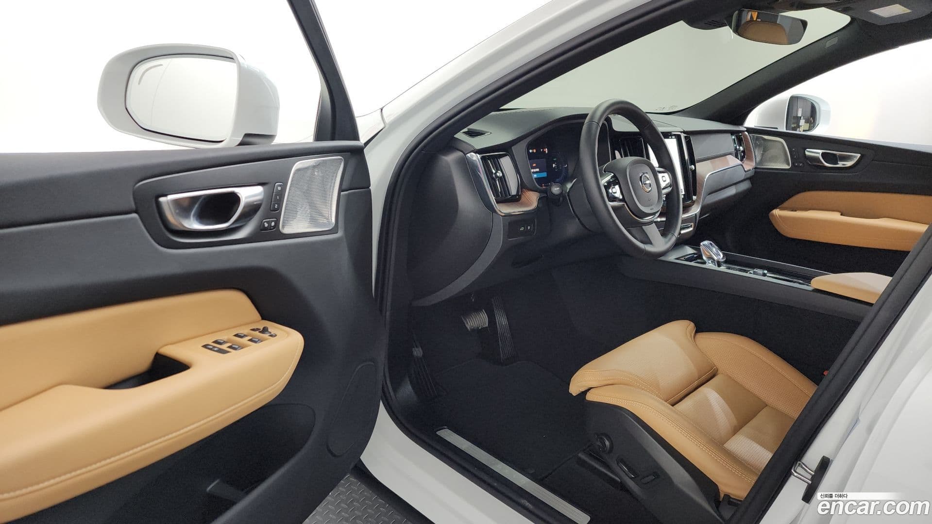 Main__Slider__Photo:XC60 Volvo 2025.7-9