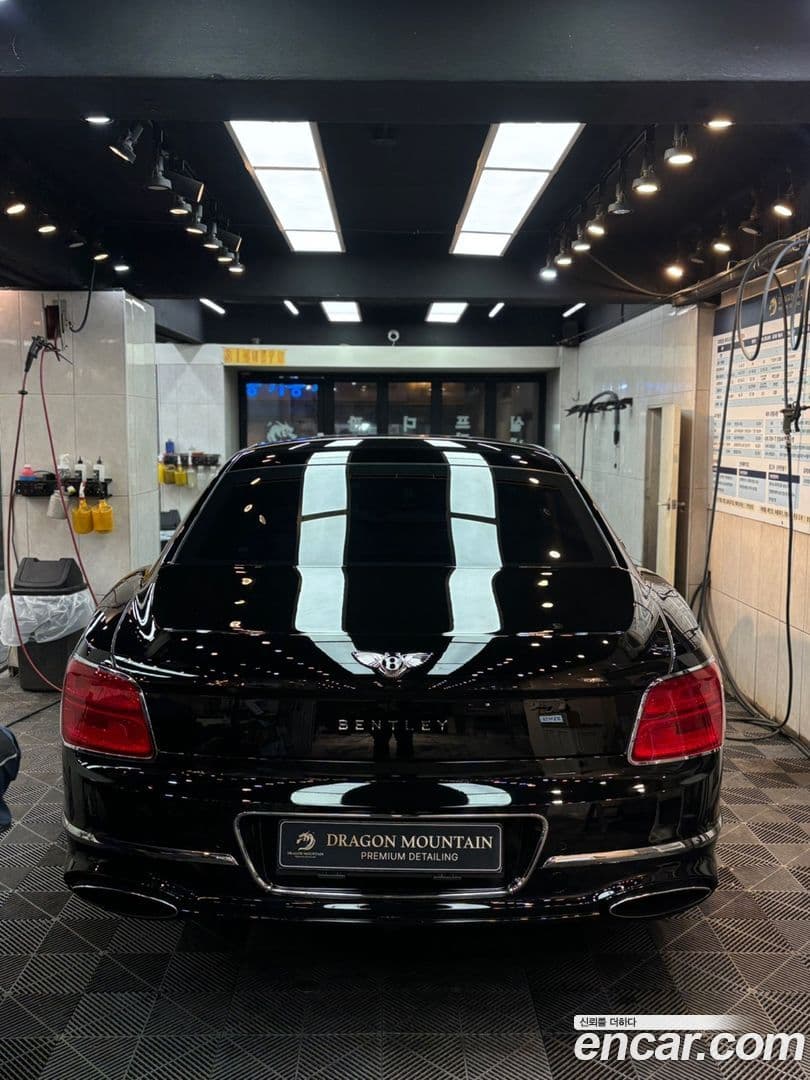 Main__Slider__Photo:Flying Spur Bentley 2021.1-10