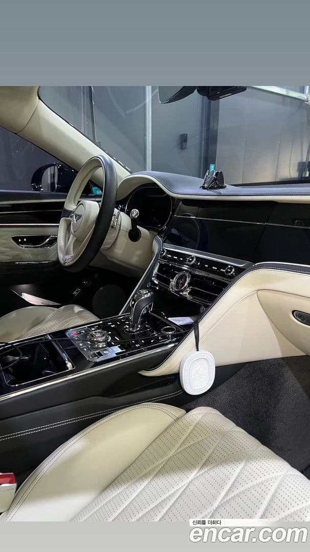 Main__Slider__Photo:Flying Spur Bentley 2021.1-13
