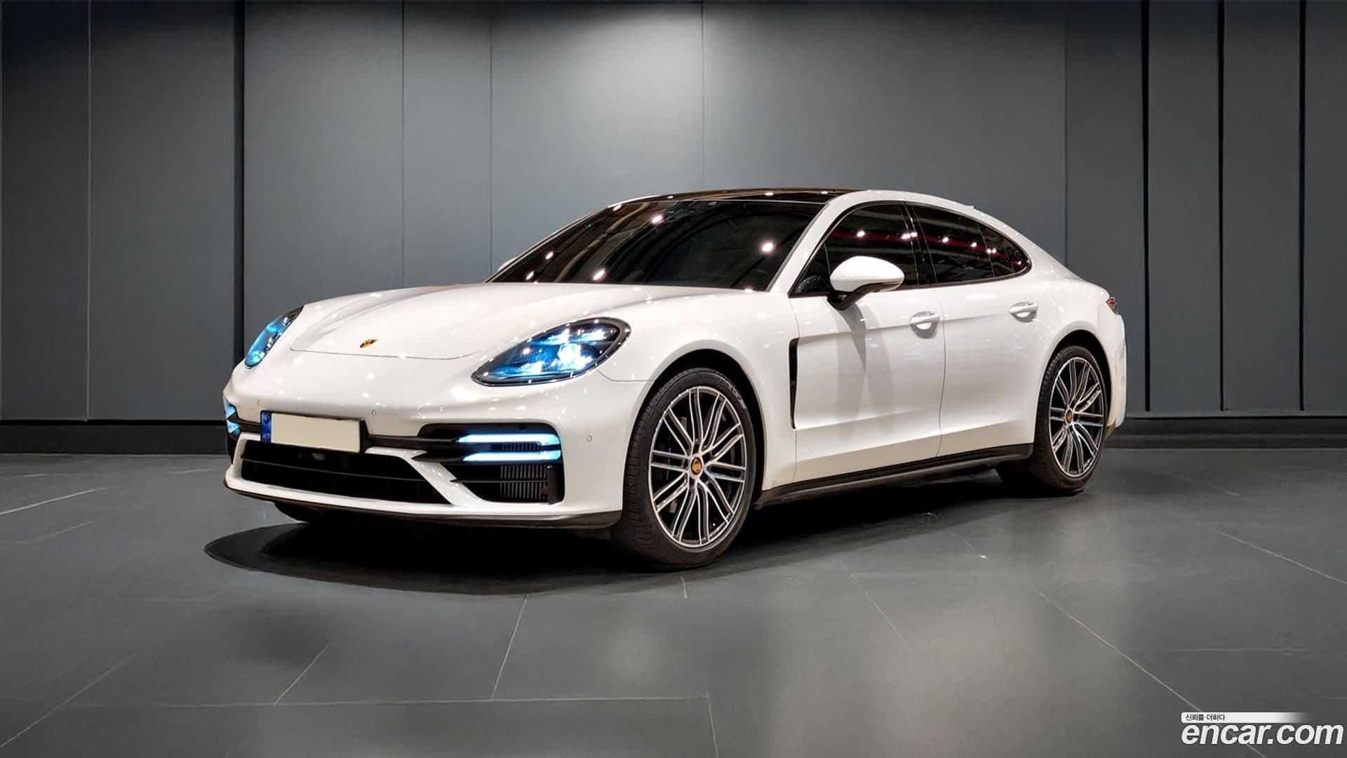 Main__Slider__Photo:Panamera Porsche 2021.3-0