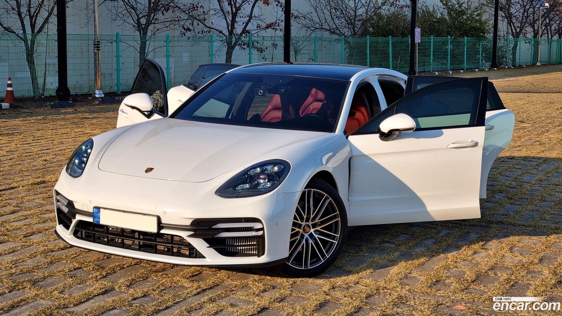Main__Slider__Photo:Panamera Porsche 2021.3-4