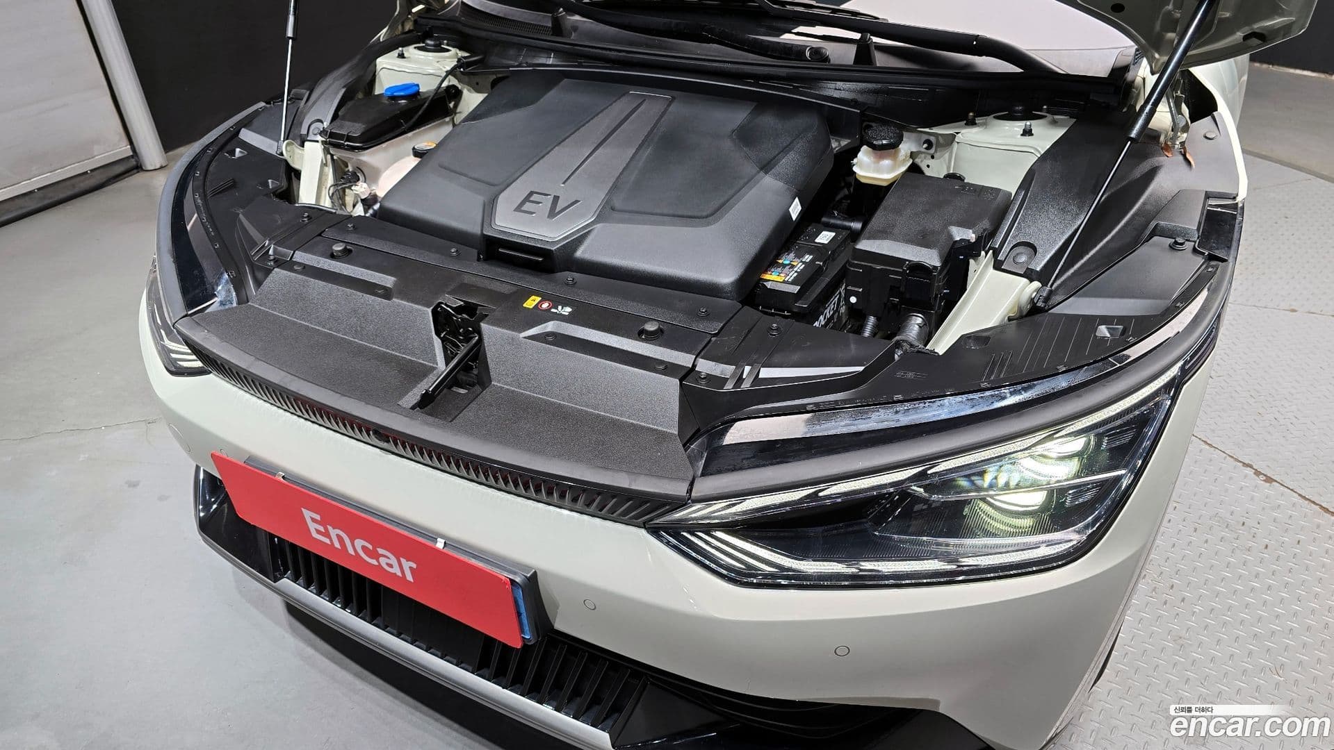 Main__Slider__Photo:EV6 Kia 2022.3-5