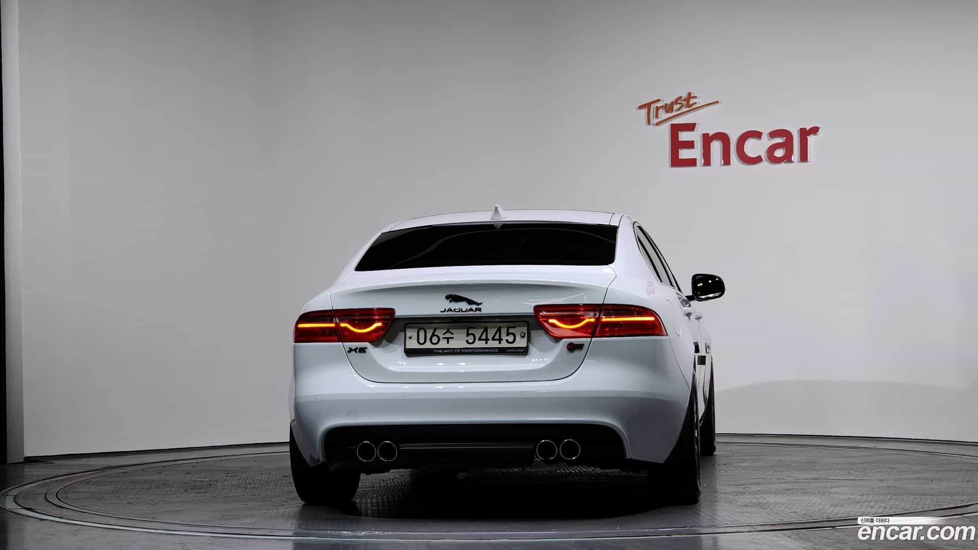 XE Jaguar 2017.8-OUTER-004