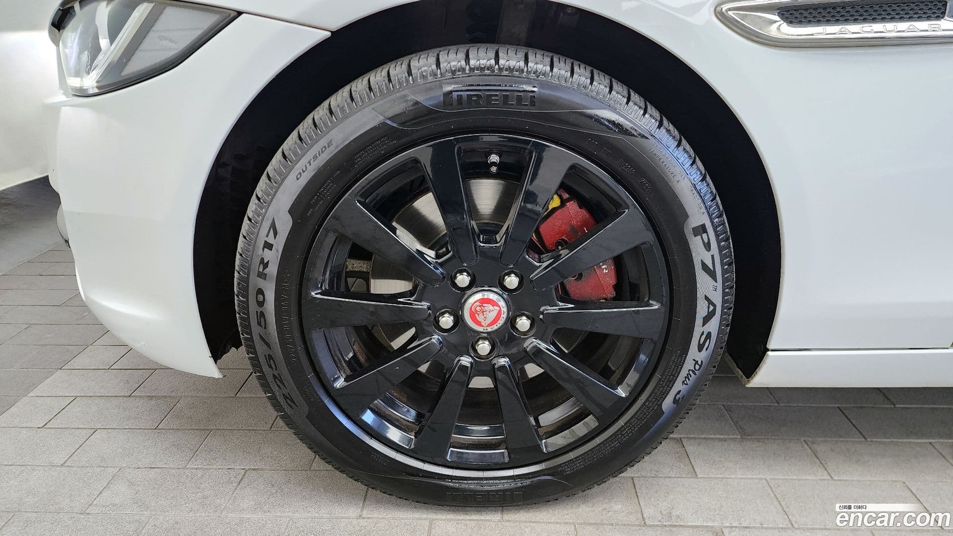 Main__Slider__Photo:XE Jaguar 2017.8-4