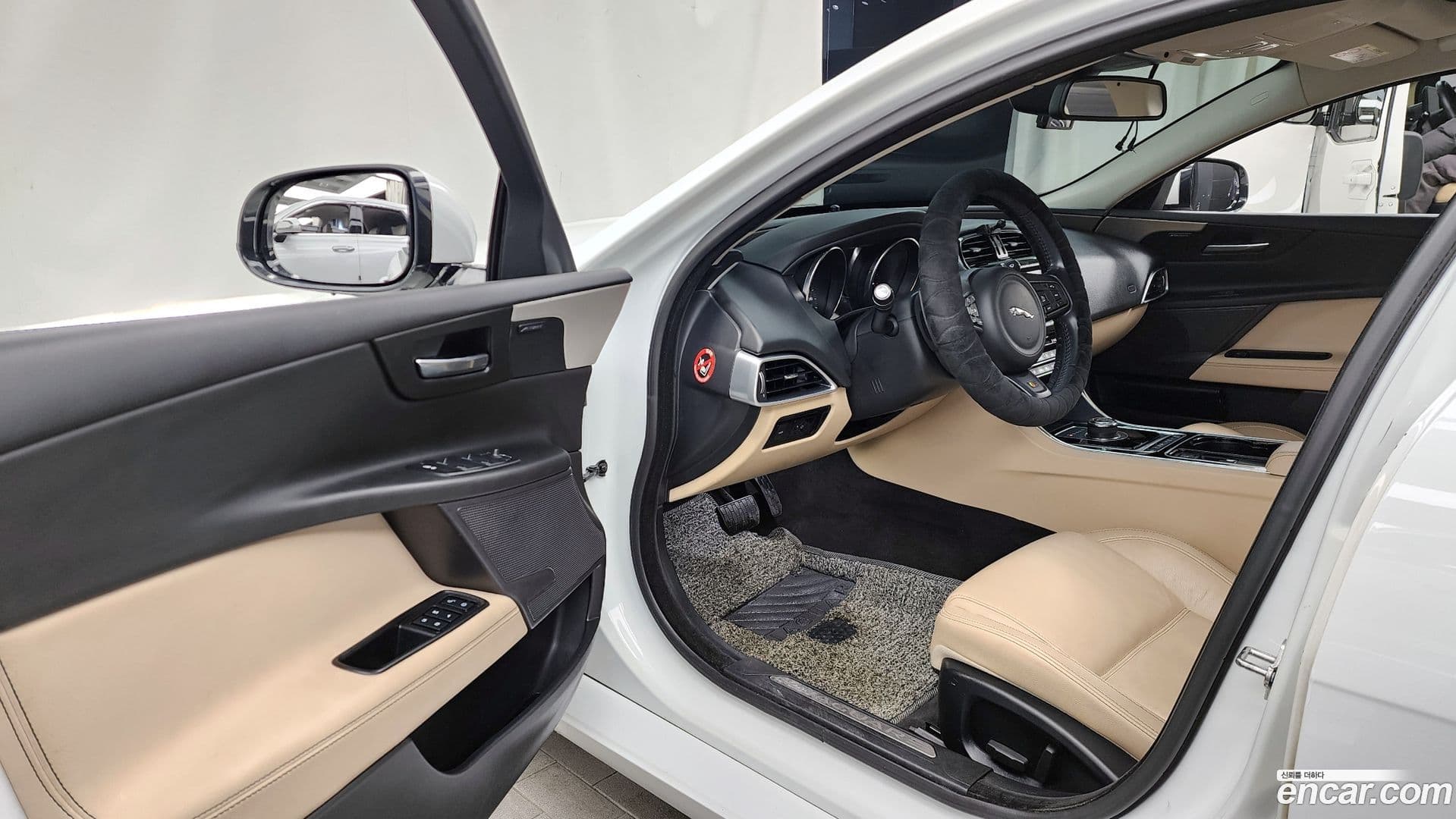 Main__Slider__Photo:XE Jaguar 2017.8-9