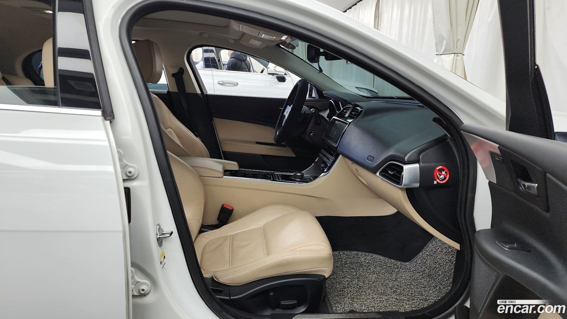 Main__Slider__Photo:XE Jaguar 2017.8-10