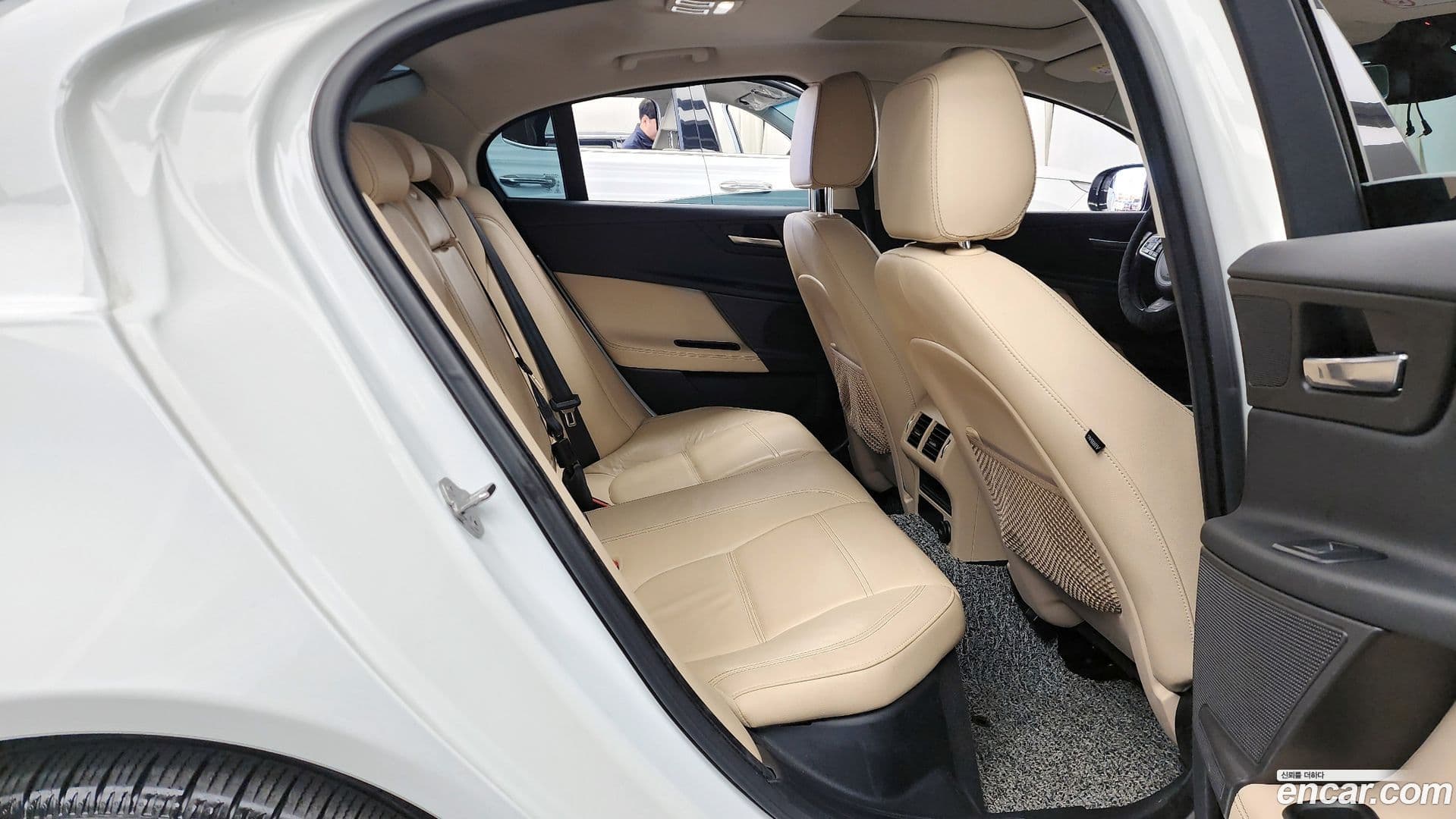 Main__Slider__Photo:XE Jaguar 2017.8-11