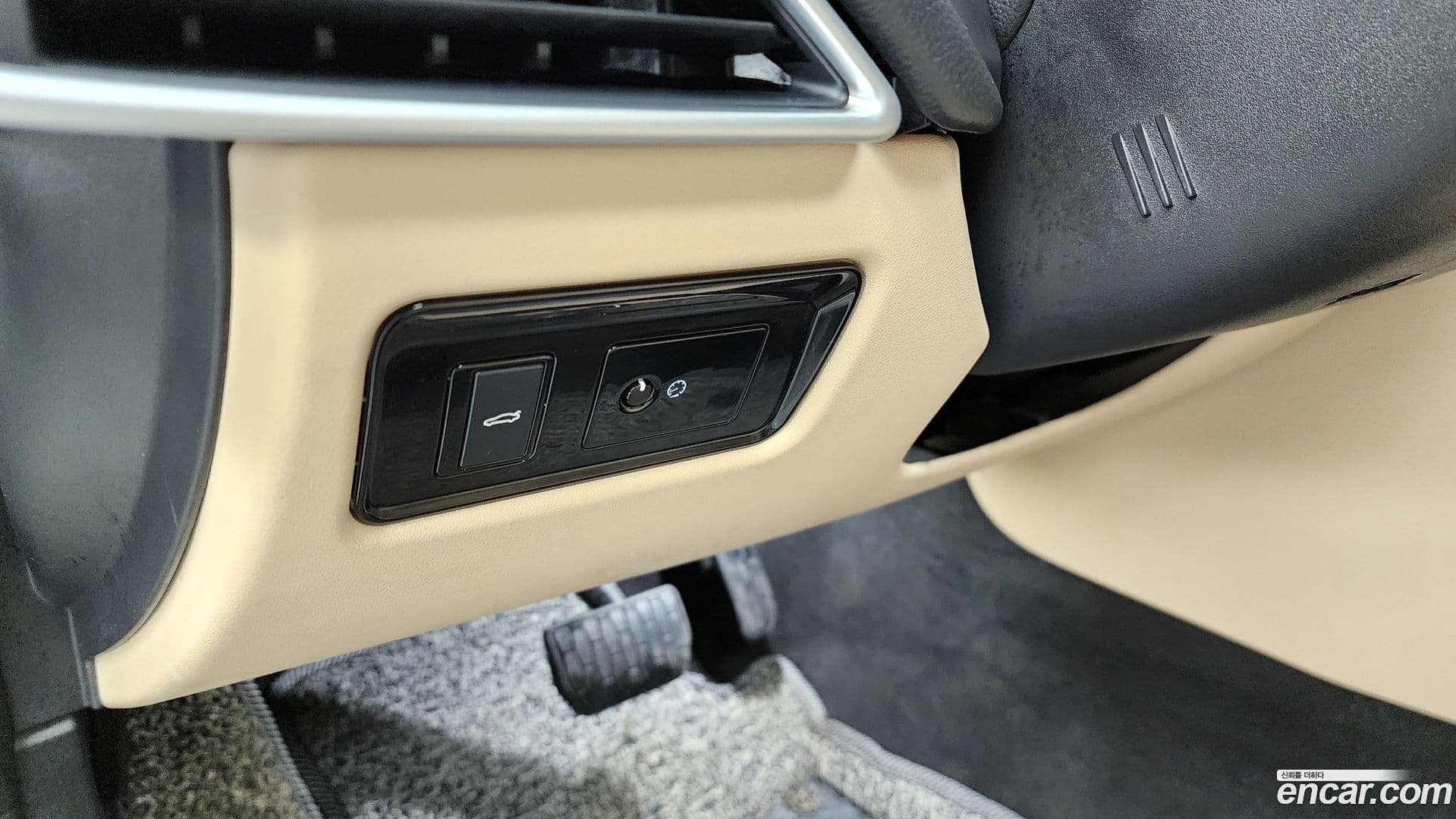 Main__Slider__Photo:XE Jaguar 2017.8-15