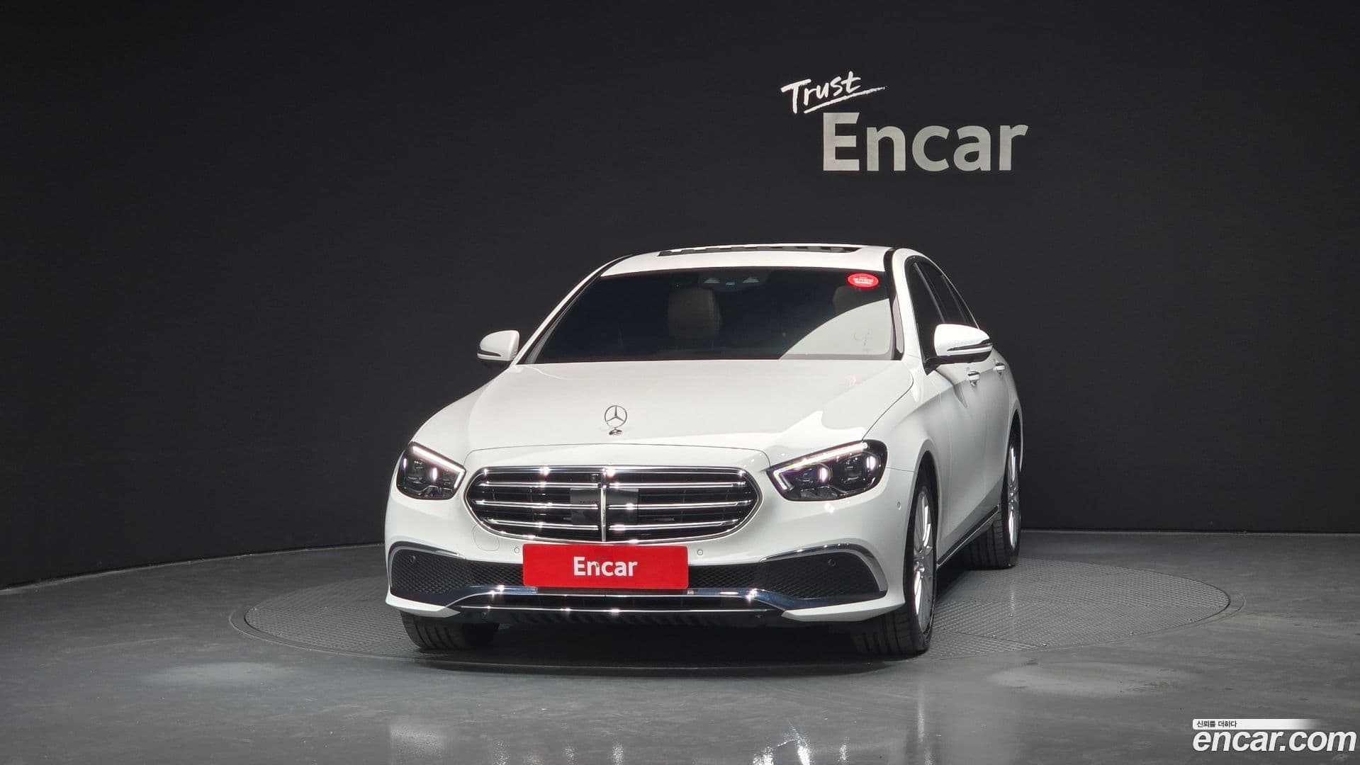 Main__Slider__Photo:E-Class Mercedes-Benz 2023.9-2