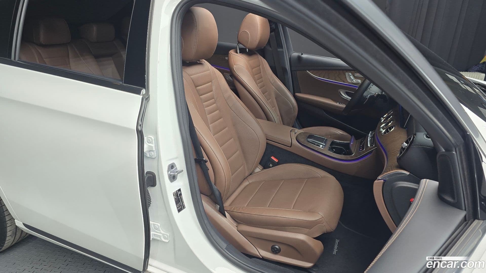 Main__Slider__Photo:E-Class Mercedes-Benz 2023.9-11