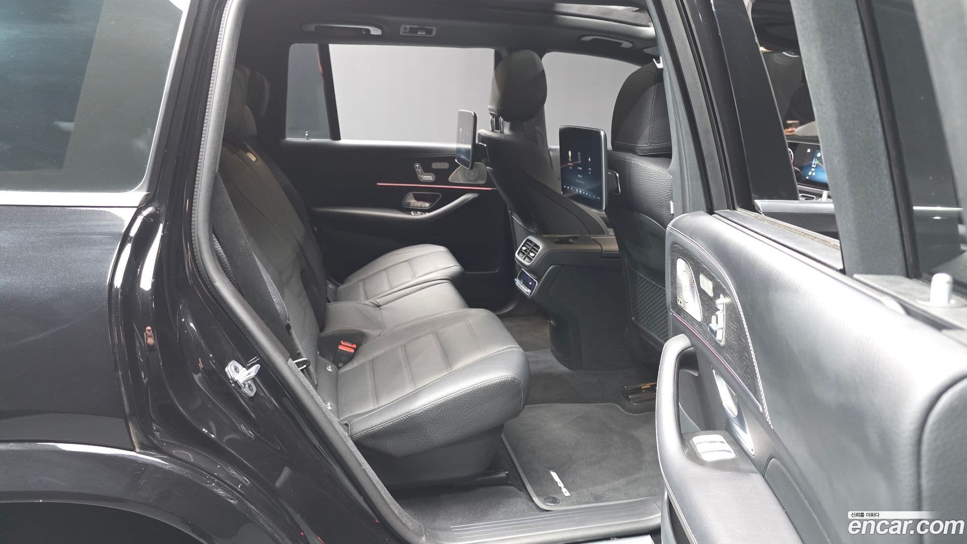 Main__Slider__Photo:GLS-Class Mercedes-Benz 2024.4-11