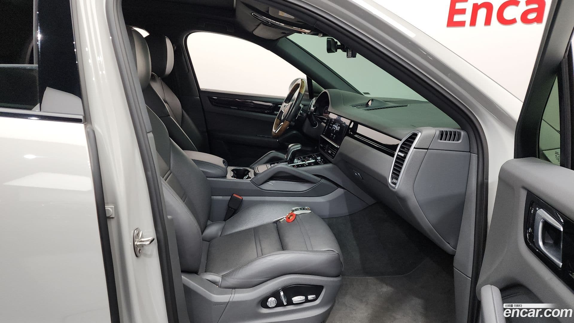 Main__Slider__Photo:Cayenne Porsche 2020.6-10