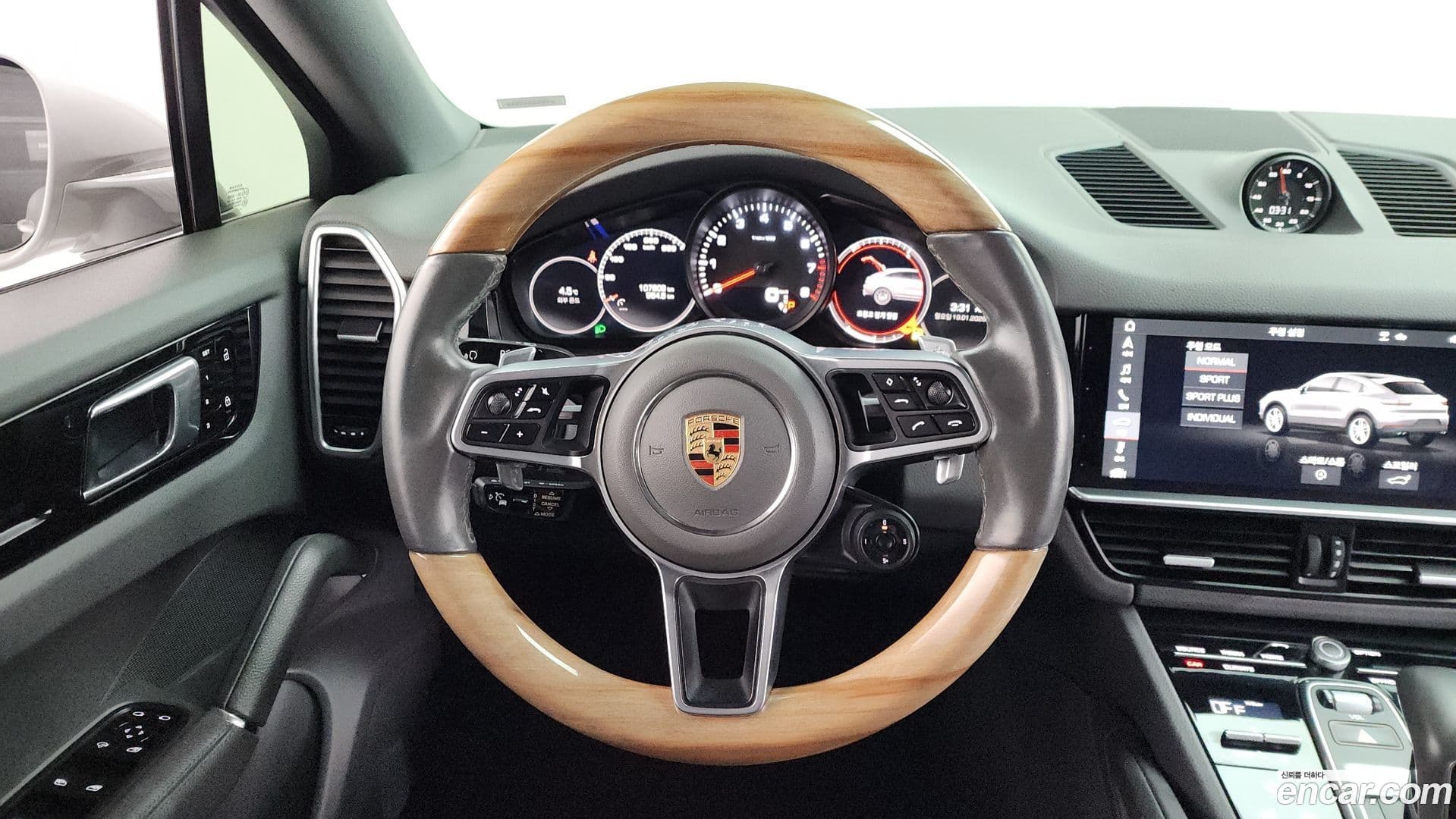 Main__Slider__Photo:Cayenne Porsche 2020.6-12