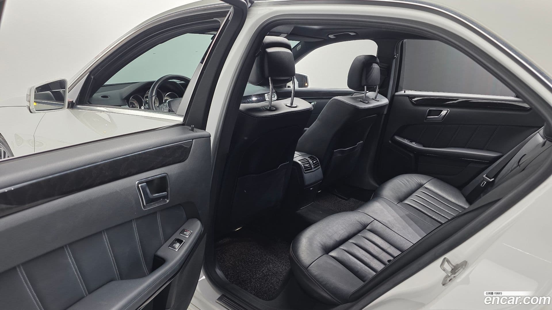 Main__Slider__Photo:E-Class Mercedes-Benz 2015.1-16