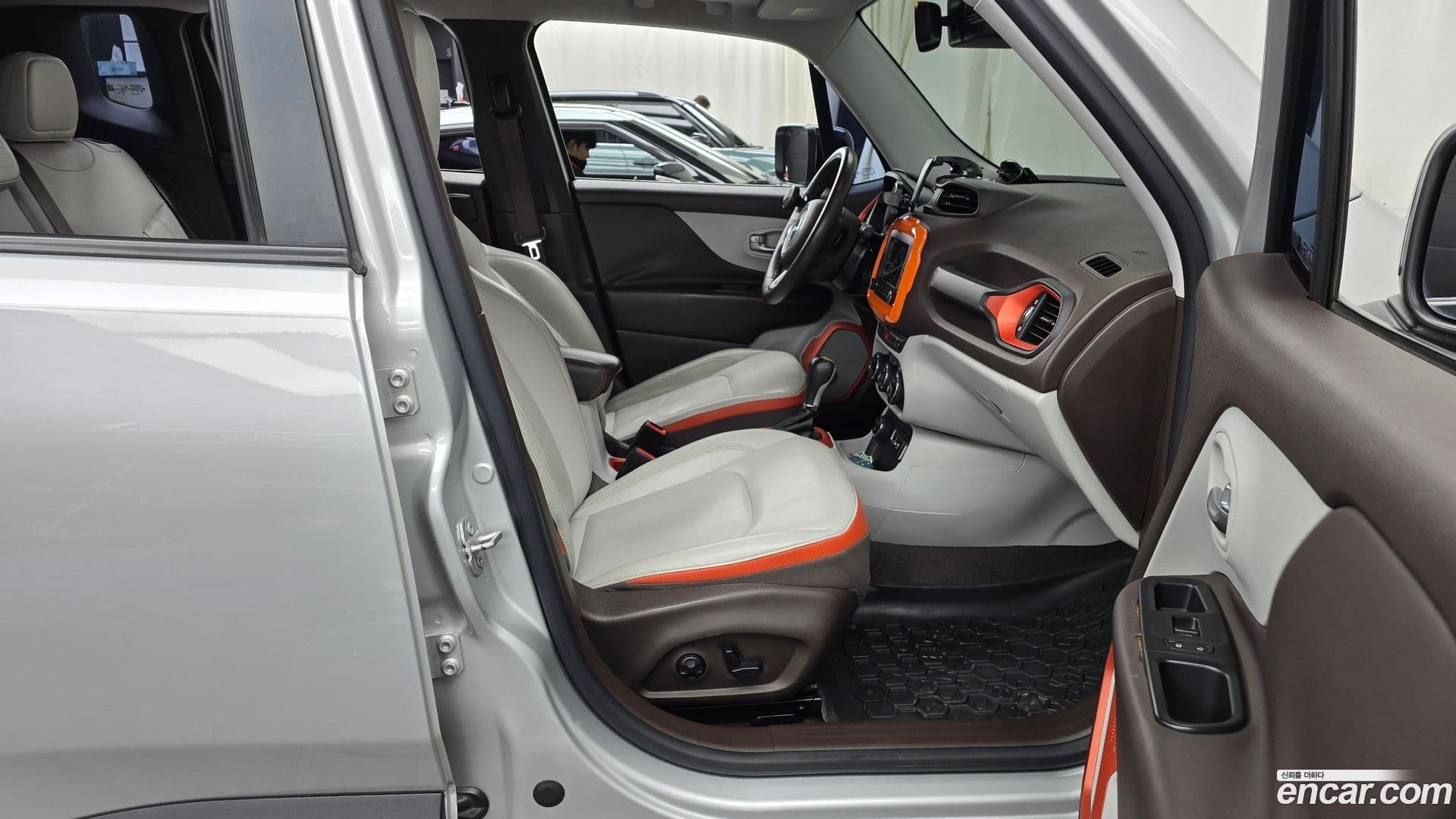 Main__Slider__Photo:Renegade Jeep 2016.11-10