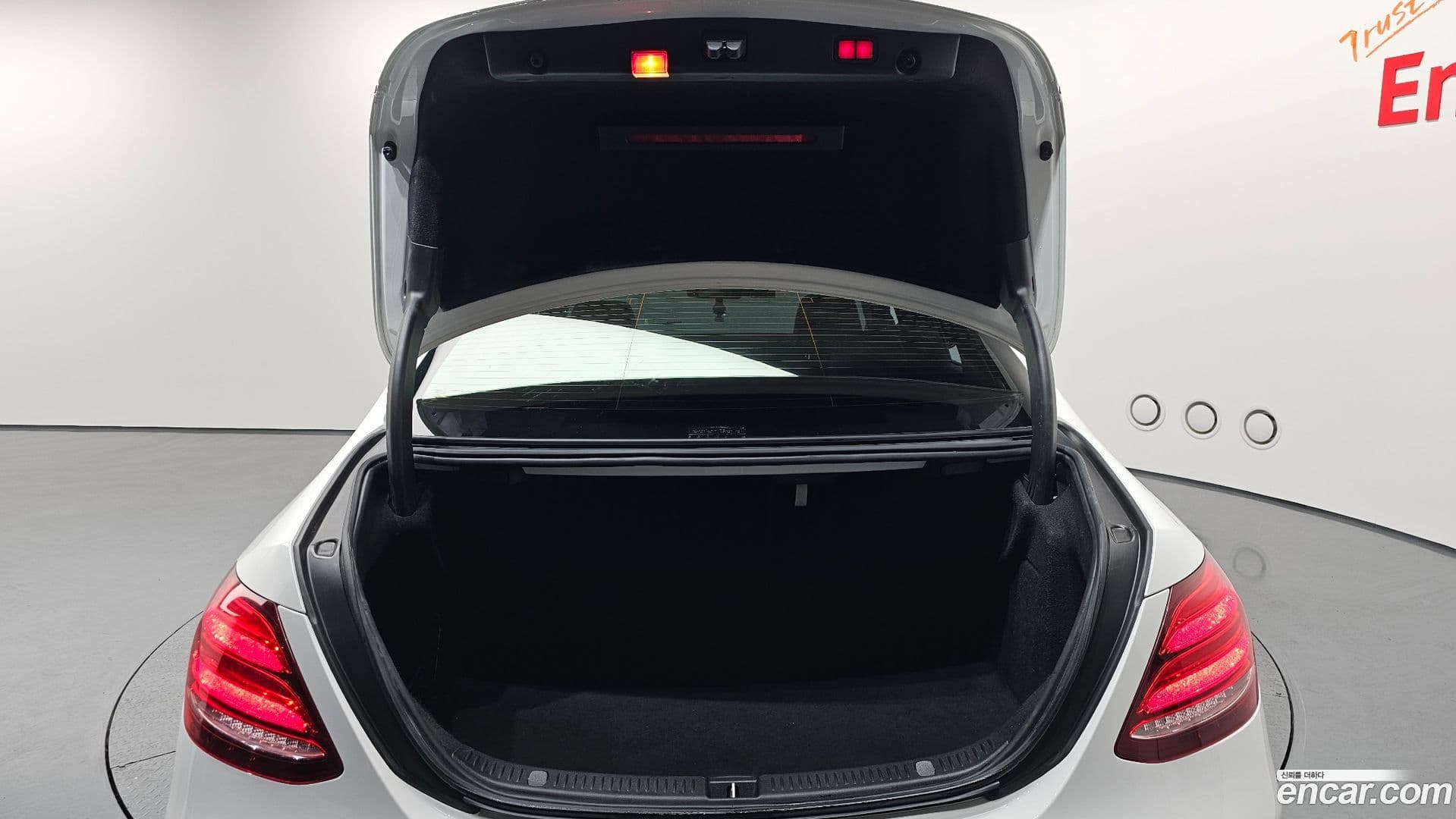 Main__Slider__Photo:E-Class Mercedes-Benz 2017.7-19