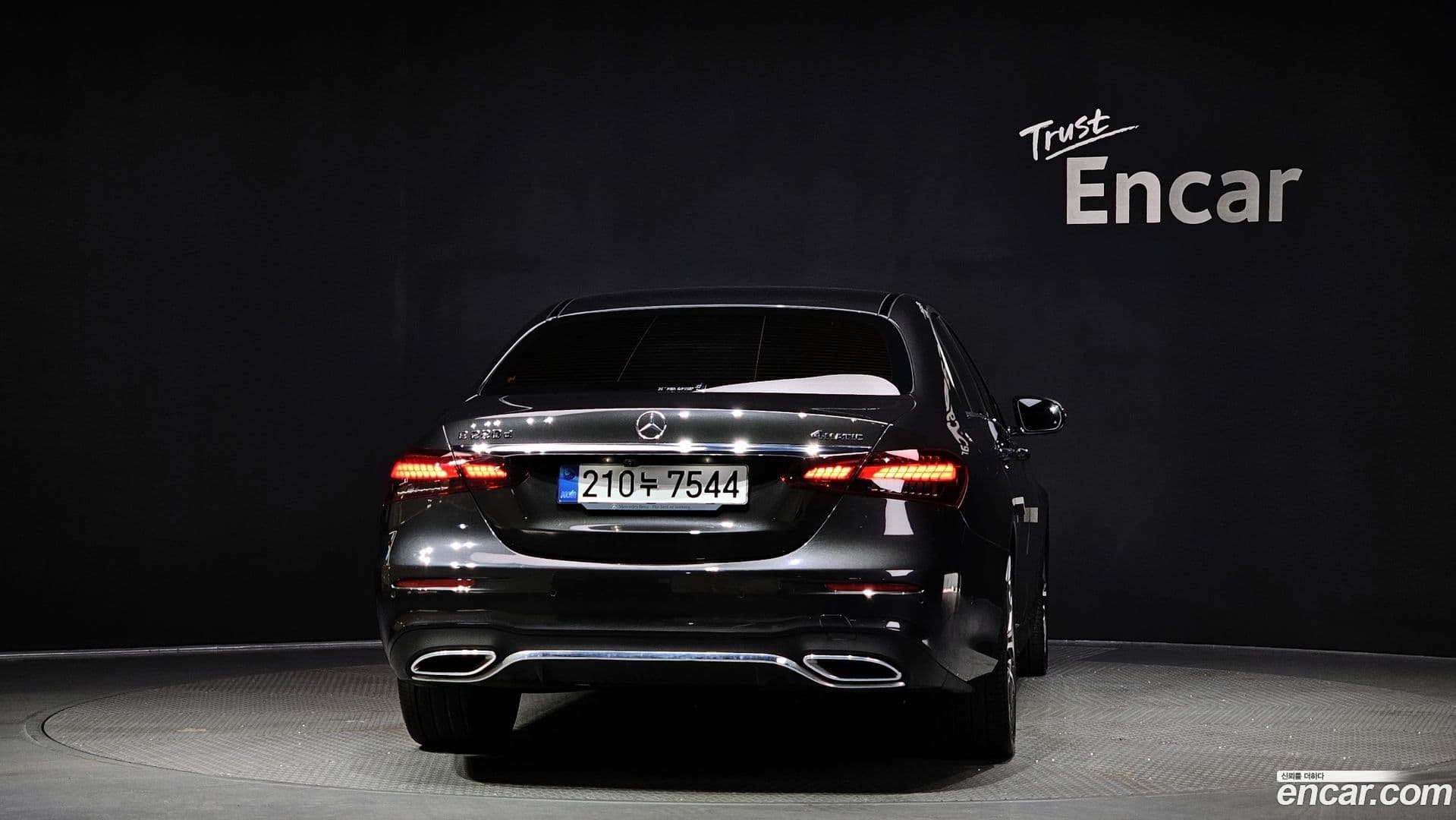 Main__Slider__Photo:E-Class Mercedes-Benz 2021.8-3