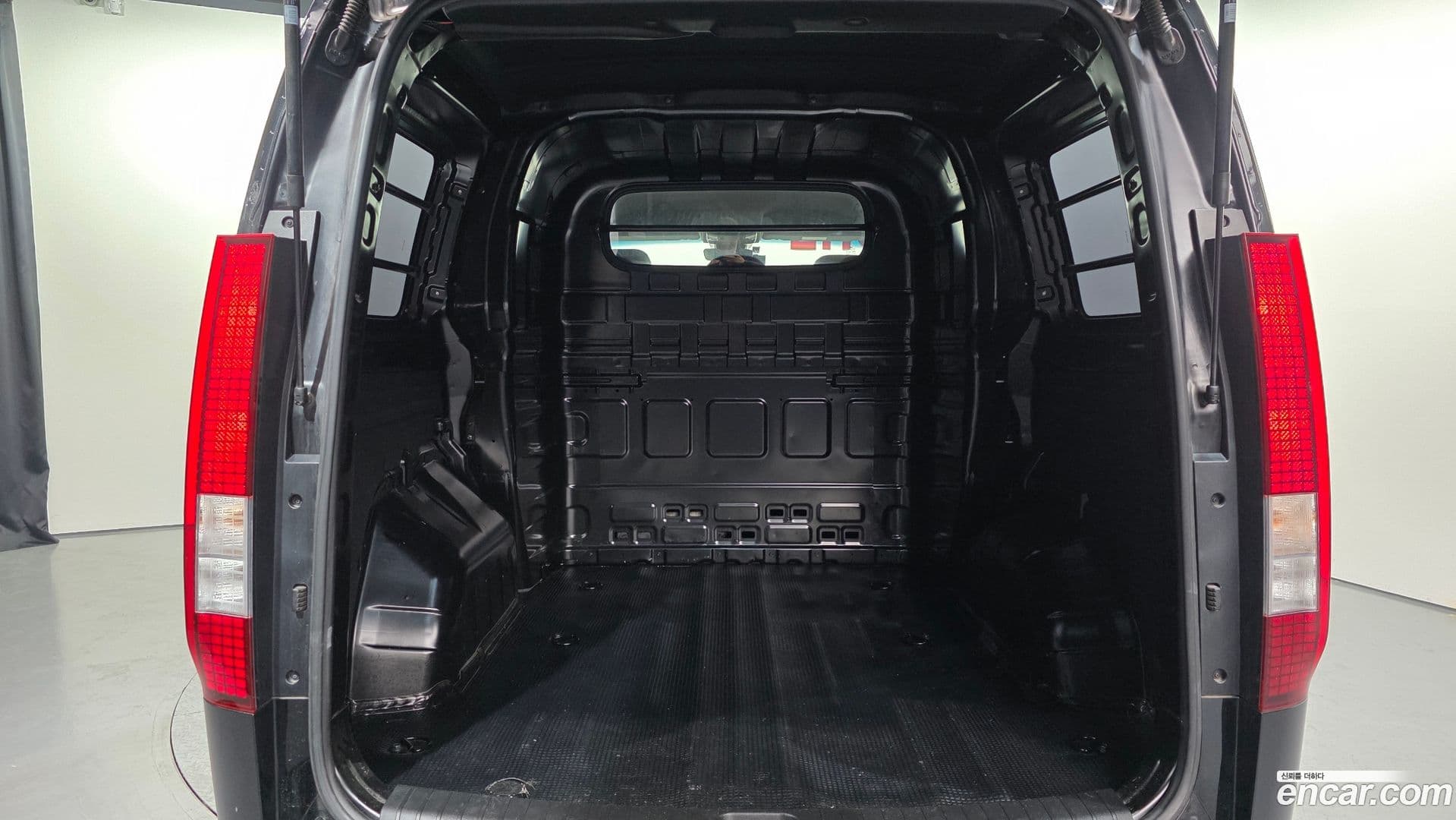 Main__Slider__Photo:Staria Hyundai 2022.8-18