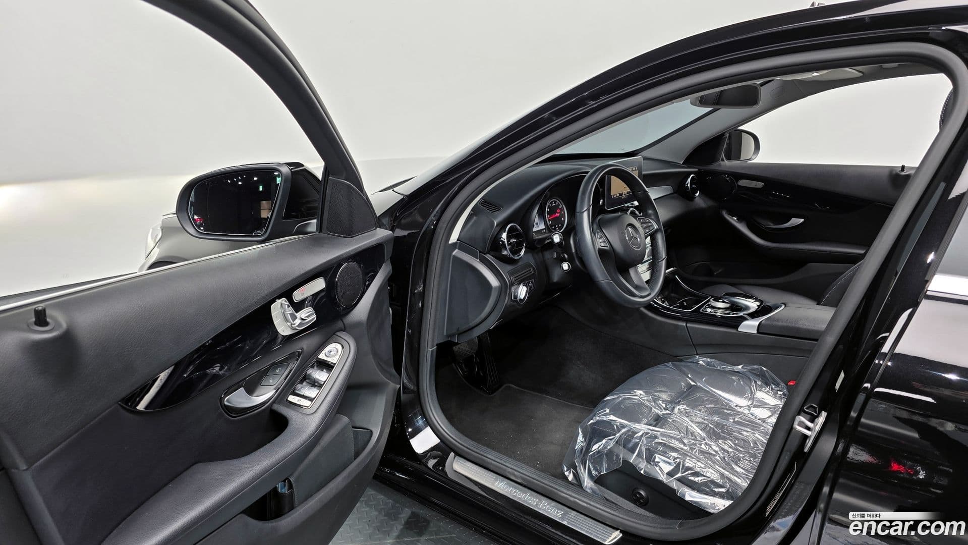 Main__Slider__Photo:C-Class Mercedes-Benz 2018.3-10