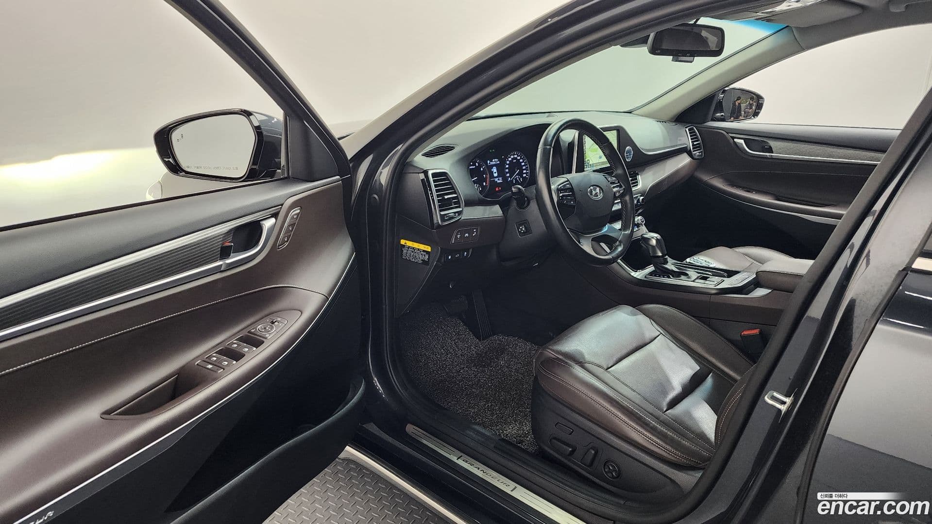 Main__Slider__Photo:Grandeur Hyundai 2017.5-9