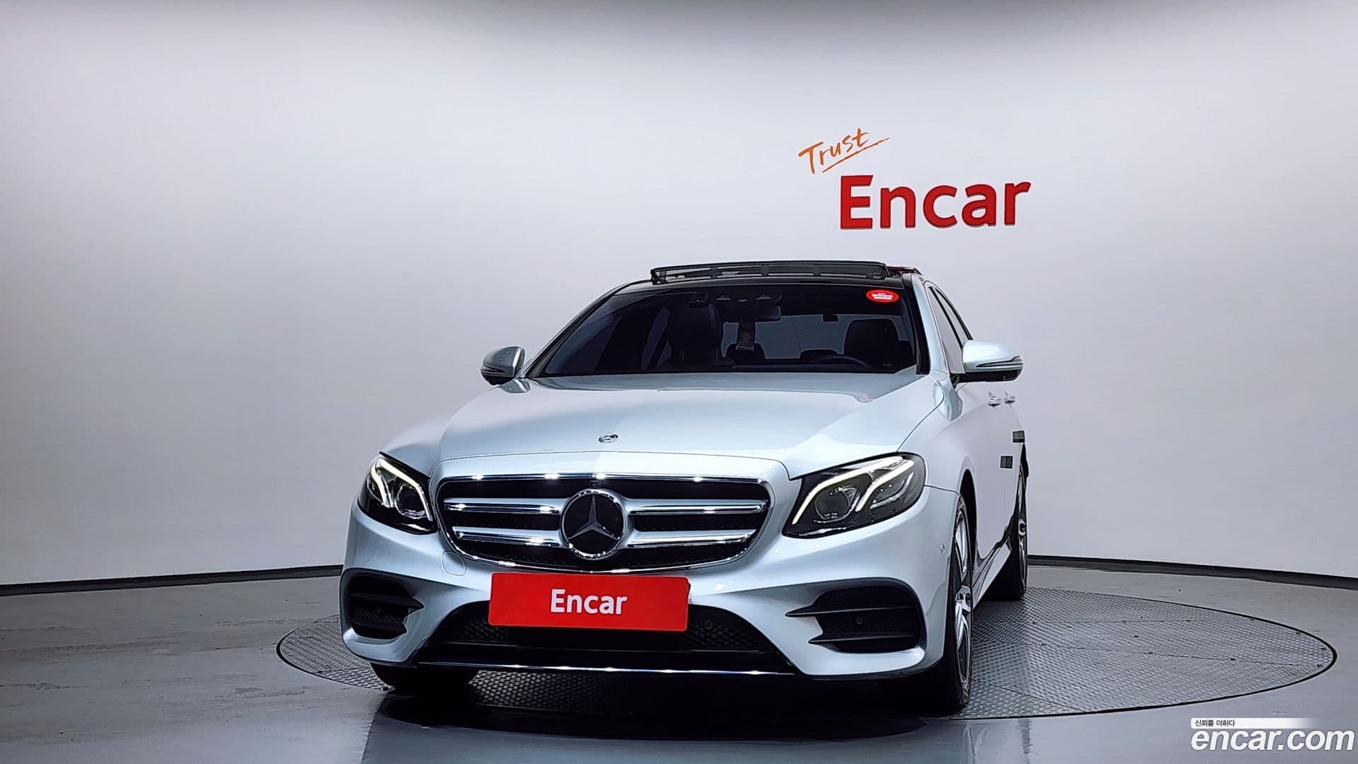 Main__Slider__Photo:E-Class Mercedes-Benz 2020.5-2