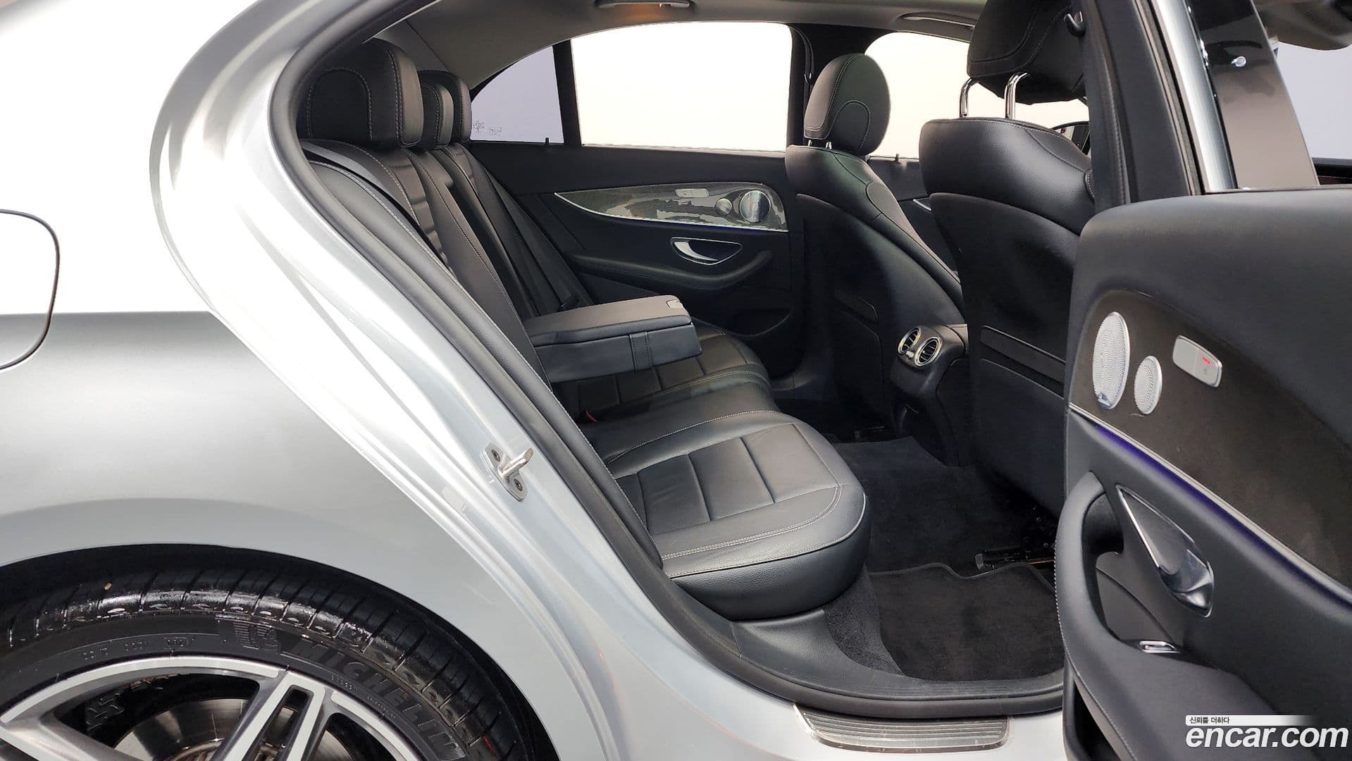 Main__Slider__Photo:E-Class Mercedes-Benz 2020.5-11