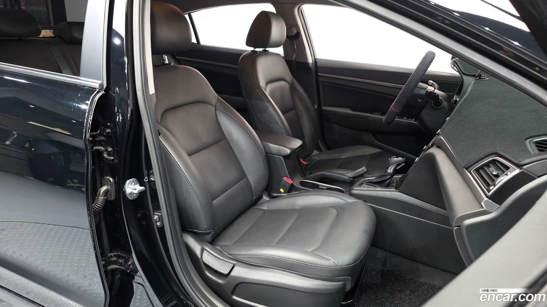 Main__Slider__Photo:AVANTE Hyundai 2017.6-9