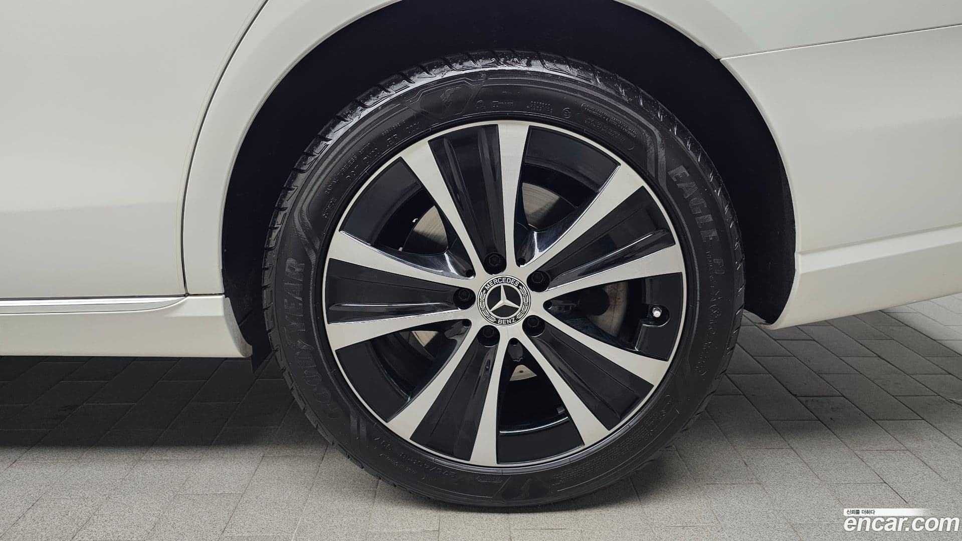 Main__Slider__Photo:E-Class Mercedes-Benz 2021.3-4