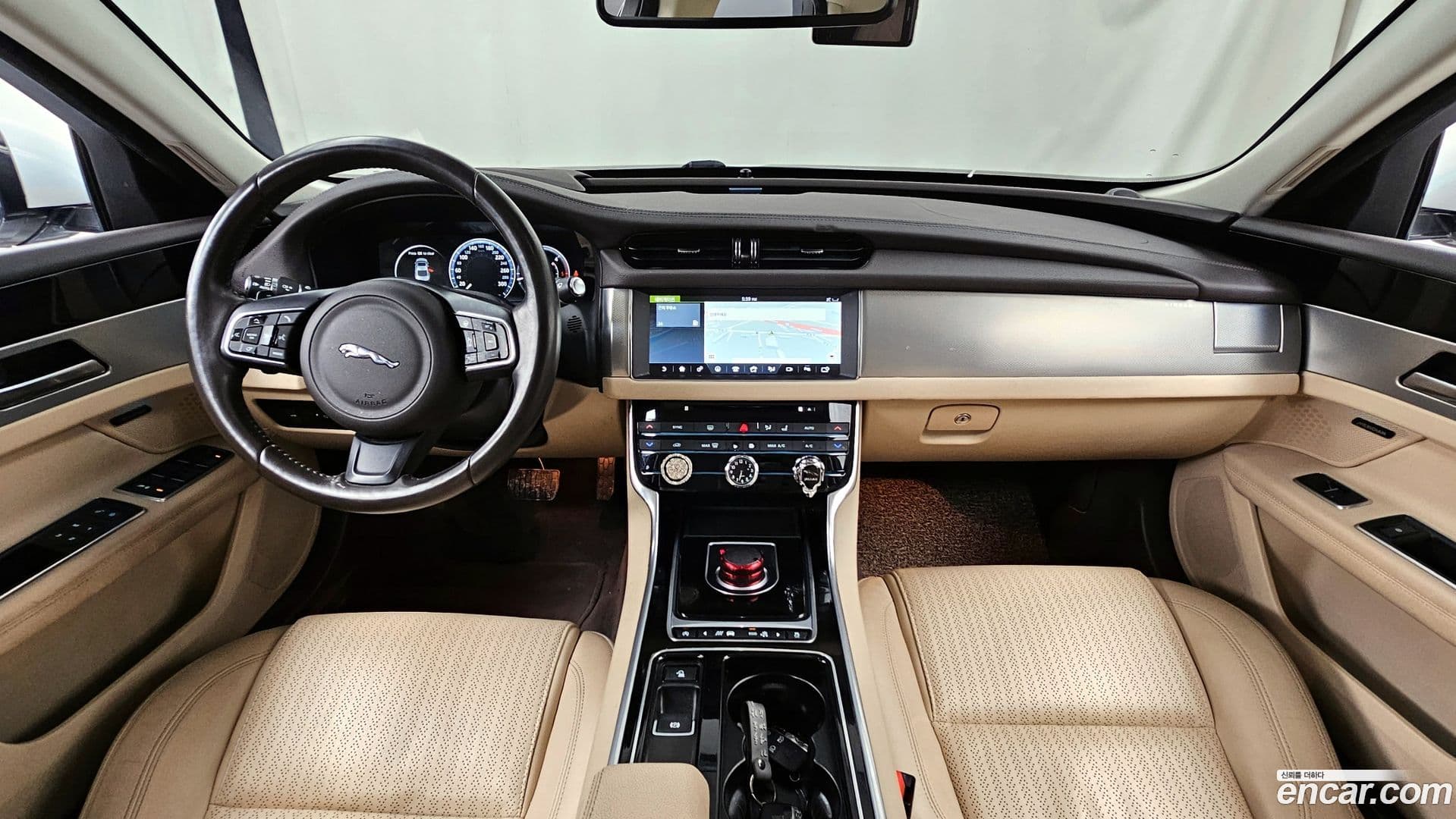 Main__Slider__Photo:XF Jaguar 2016.8-6