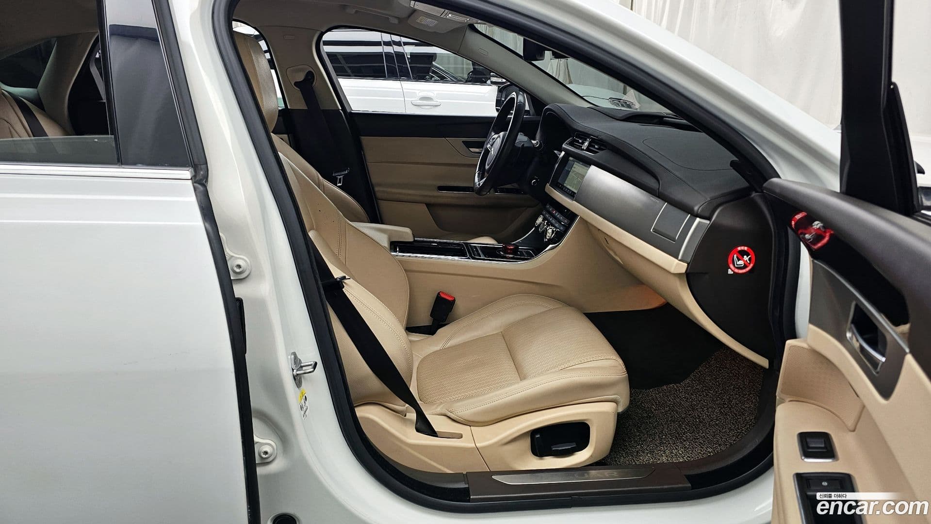 Main__Slider__Photo:XF Jaguar 2016.8-10