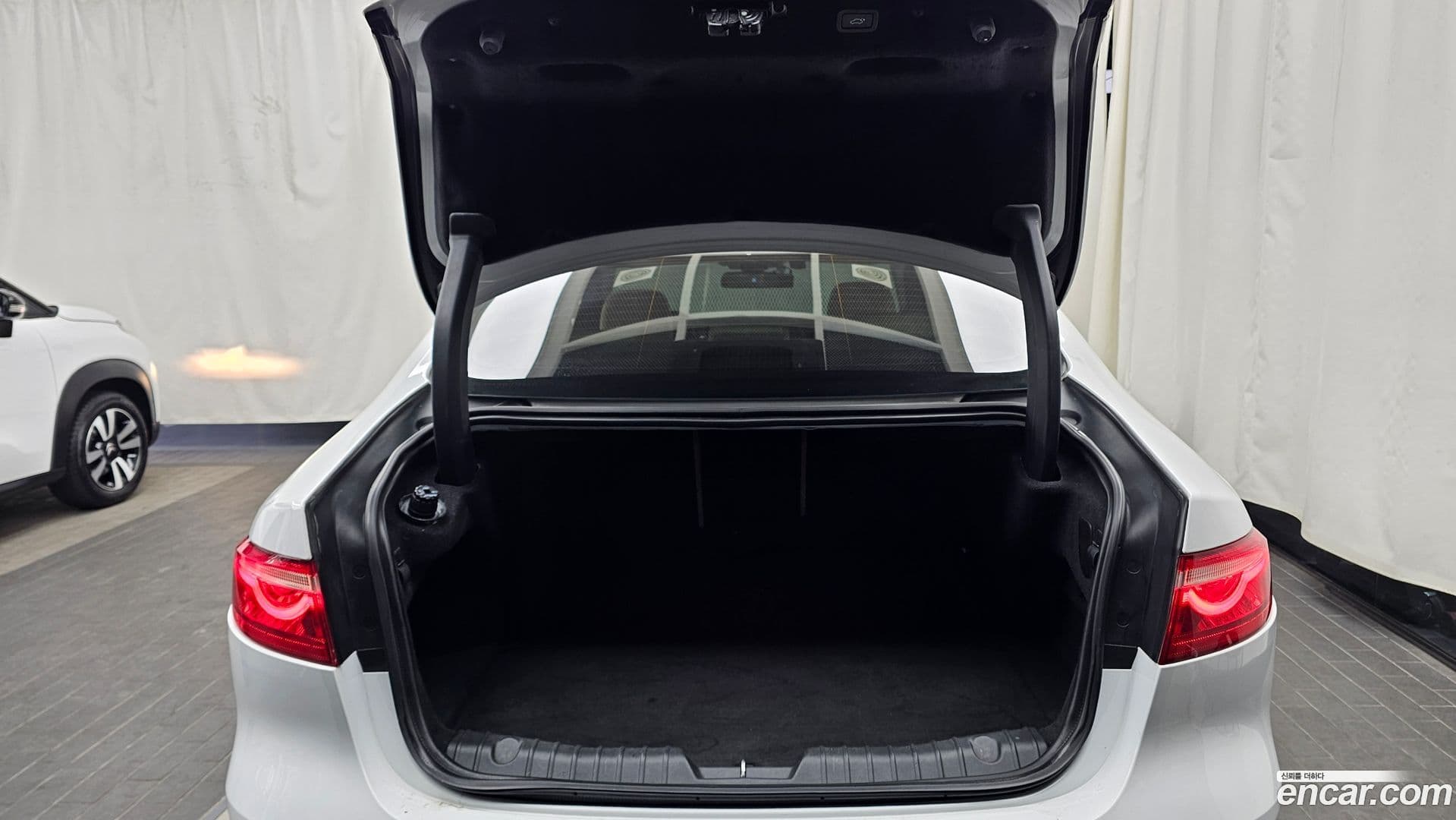 Main__Slider__Photo:XF Jaguar 2016.8-19