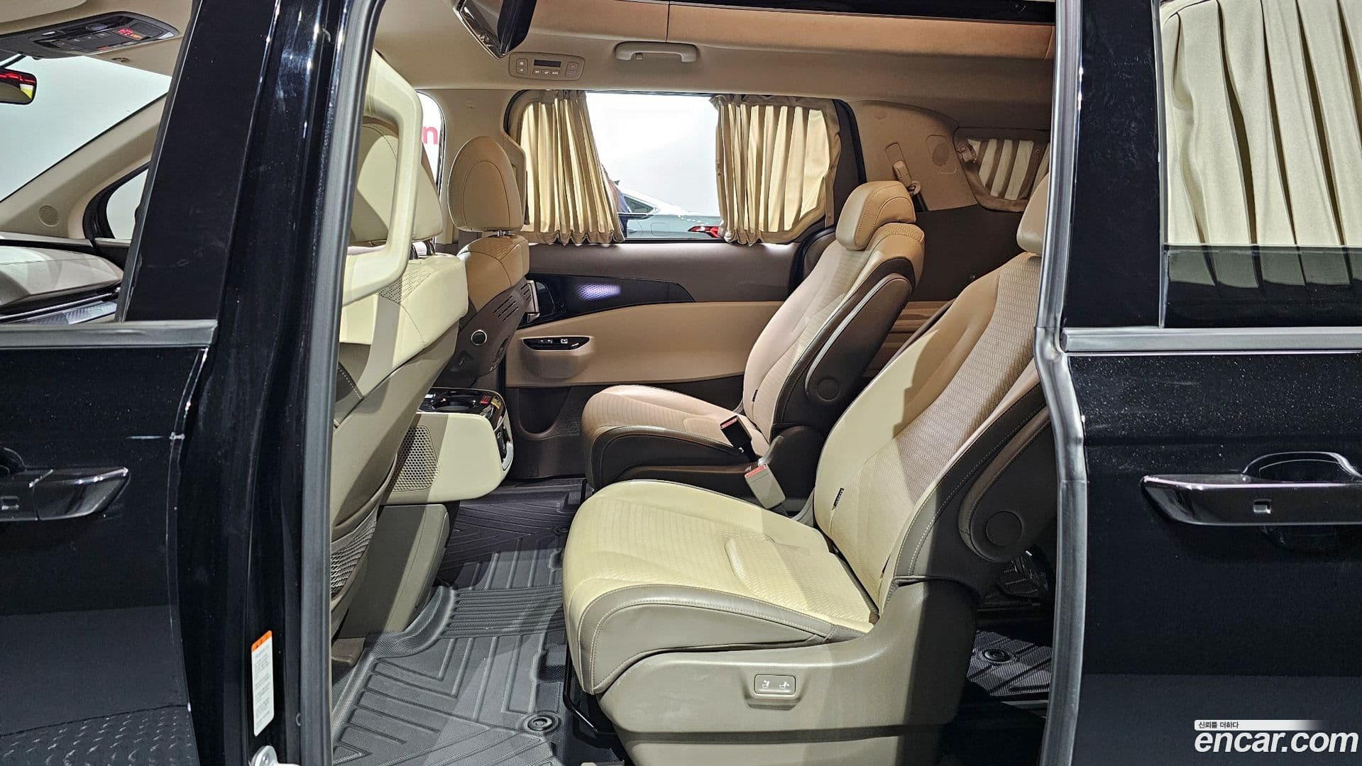 Main__Slider__Photo:Canival Kia 2023.0-11