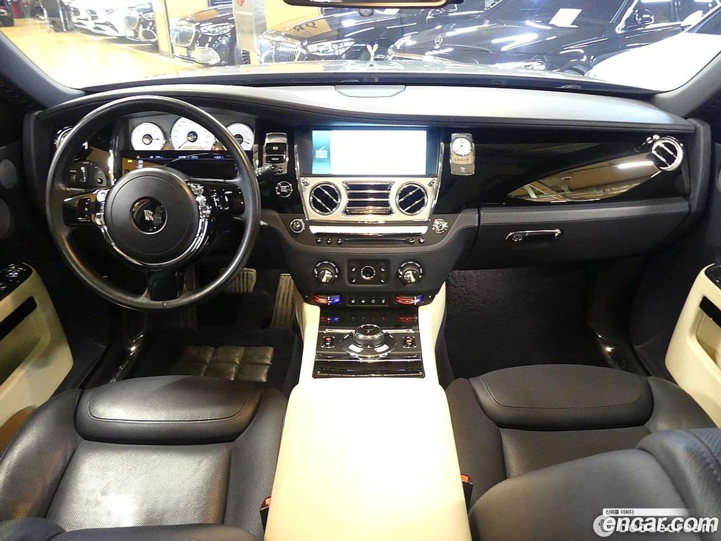 Main__Slider__Photo:Ghost Rolls-Royce 2017.5-6