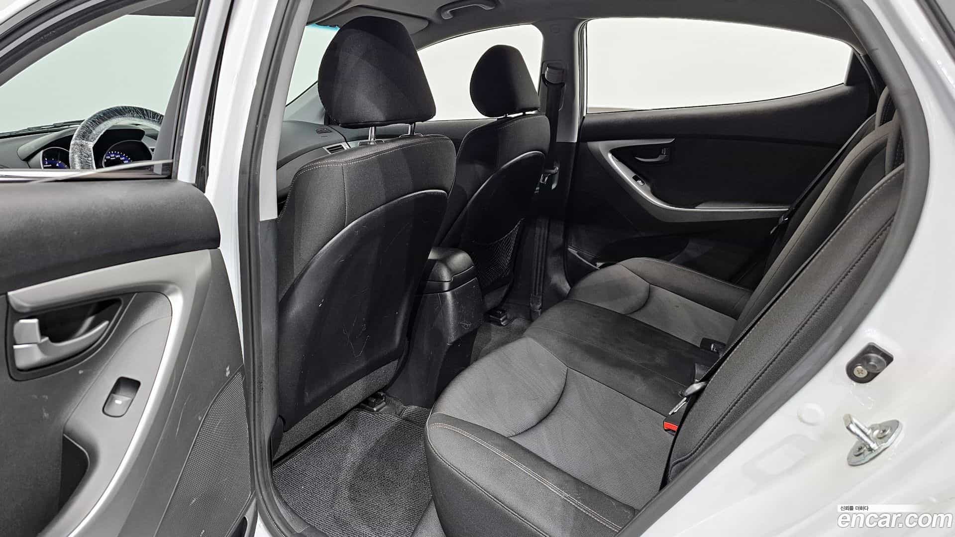 AVANTE Hyundai 2013.11-OPTION-016